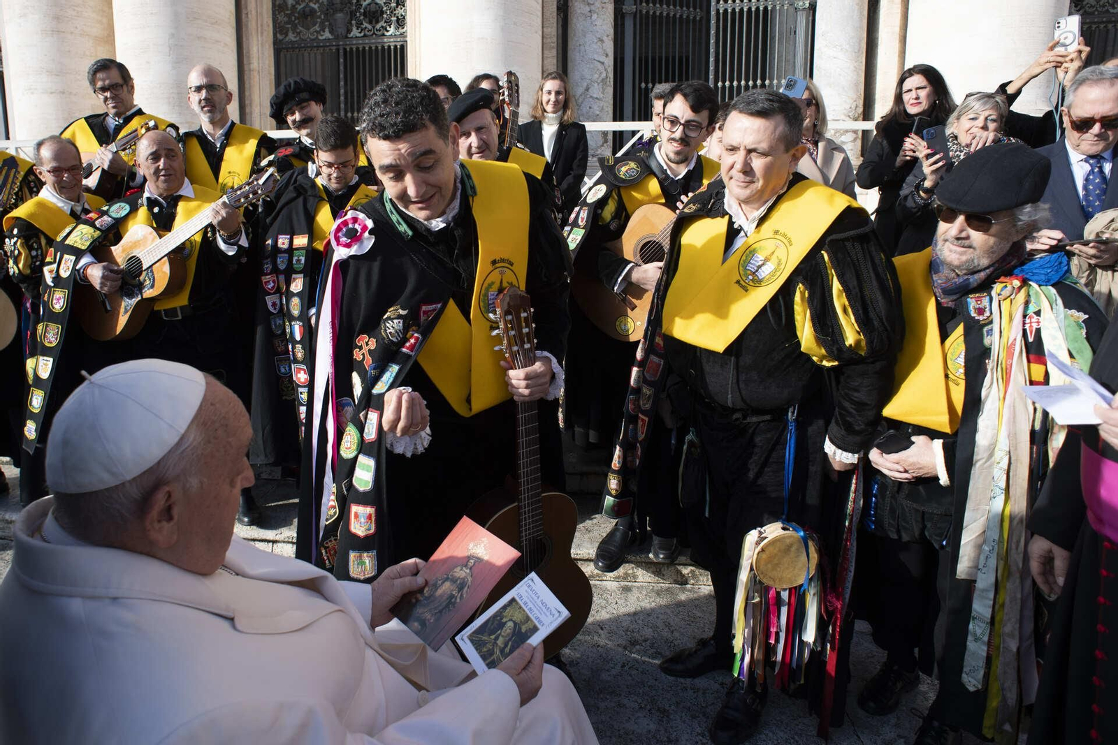 La tuna de Medicina cantándole al papa Francisco