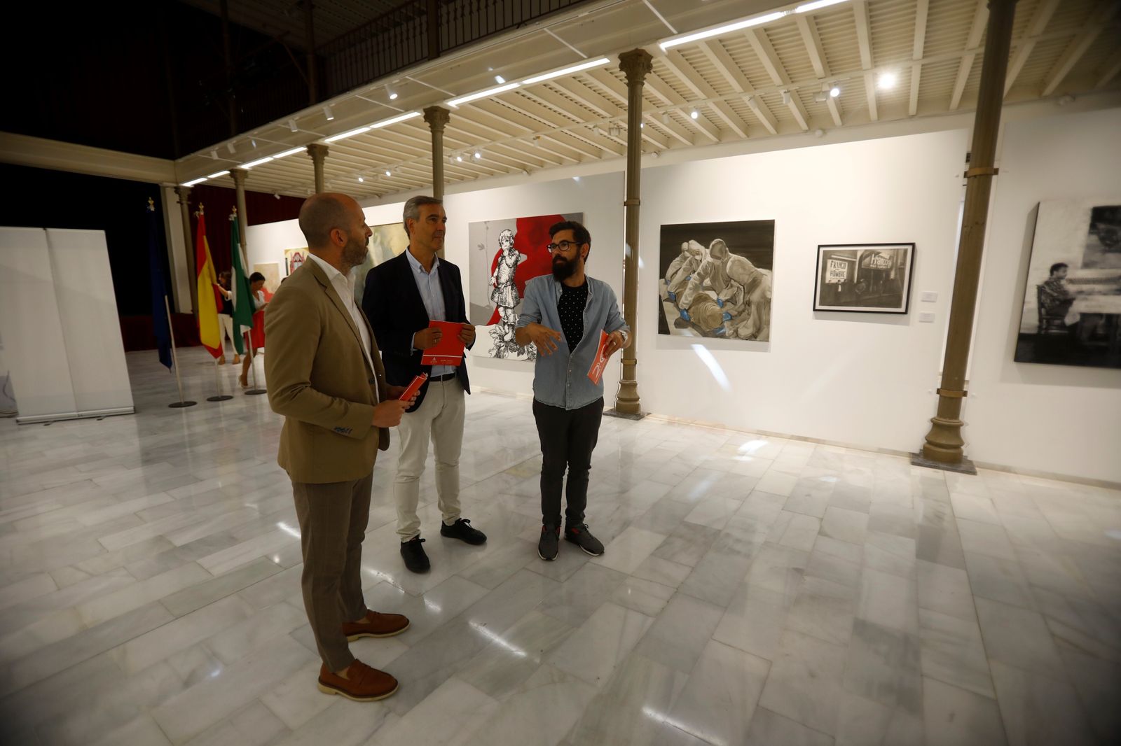 La exposición del Teatro Cómico de Córdoba sobre los 20 años de la Fundación Gala, en imágenes