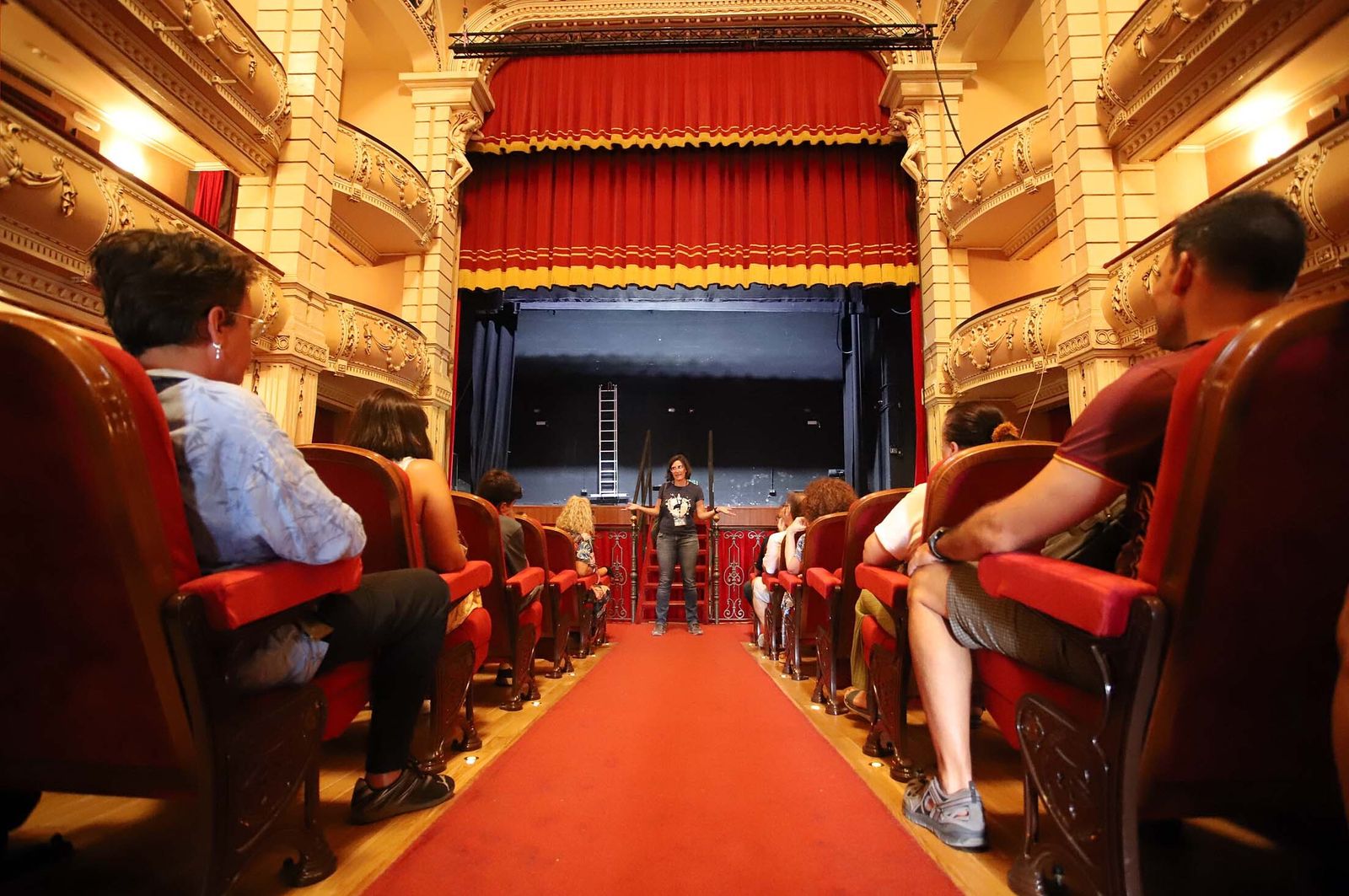 Imágenes de la visita guiada al Gran Teatro de Huelva por su 100 aniversario