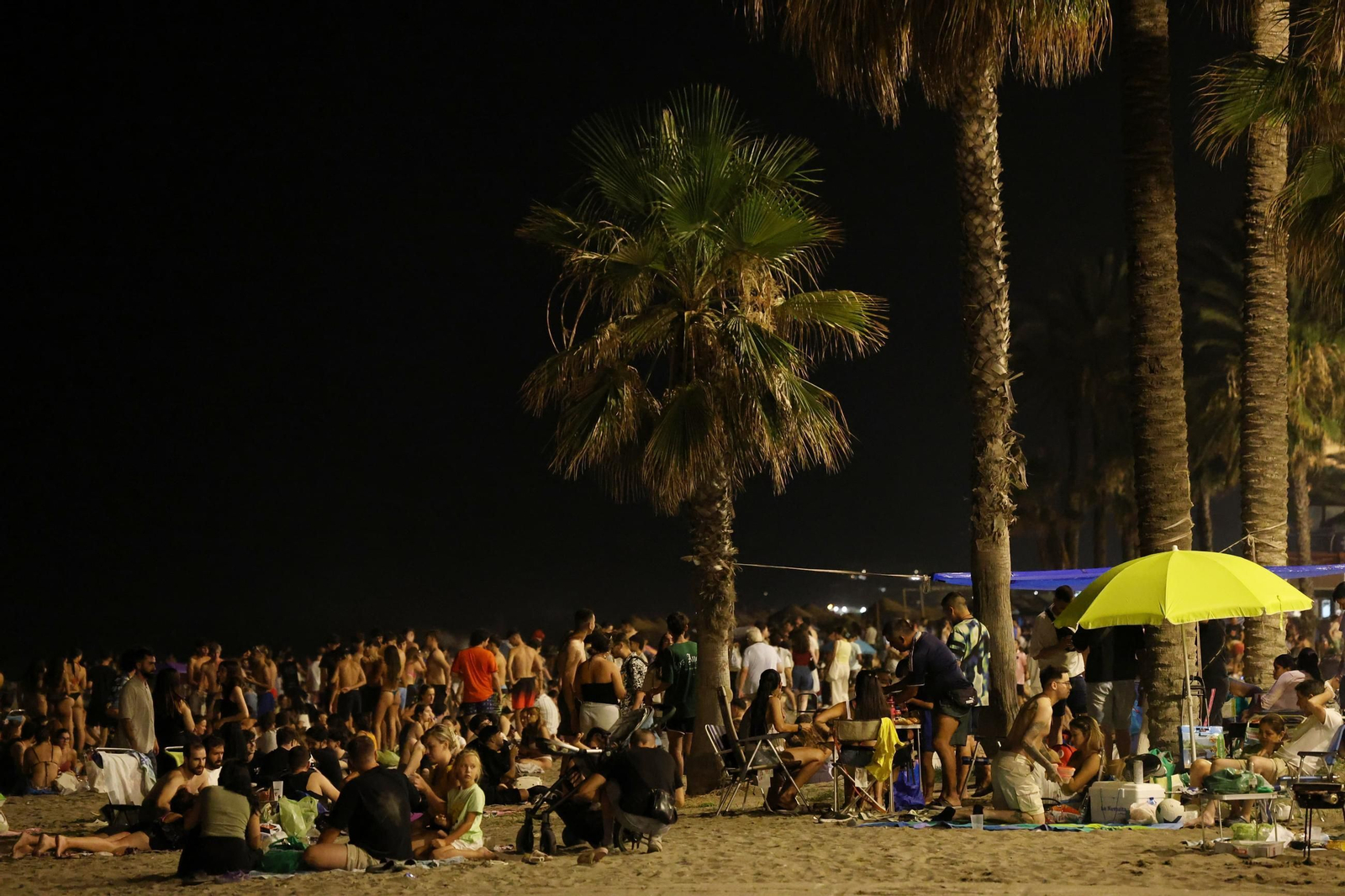 Así se vive la Noche de San Juan en la playa de la Malagueta de Málaga, en fotos