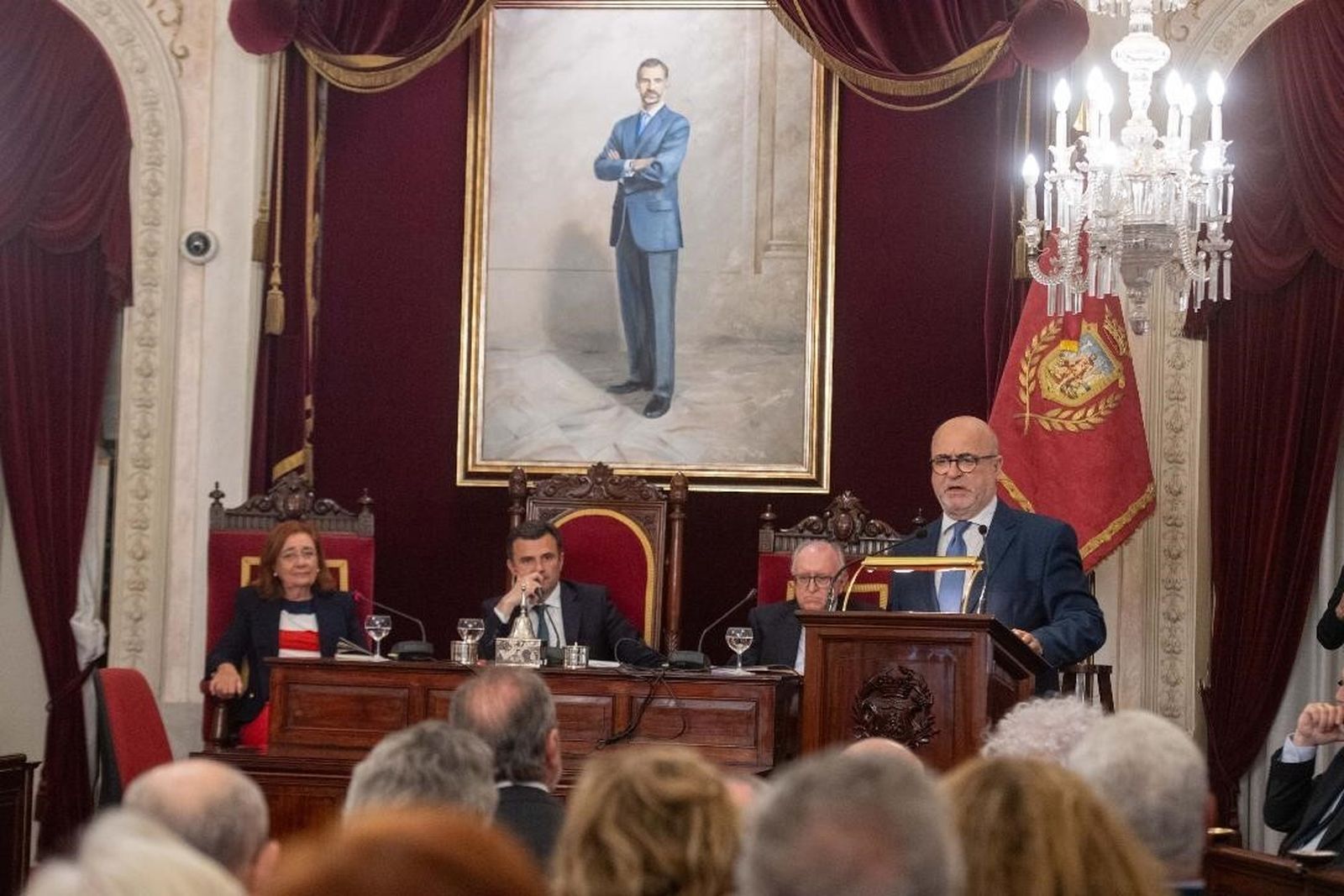 El alcalde de Cádiz, Bruno García, con Josefina Junquera, José Blas Fernández y Carlos  Rosado durante la sesión.