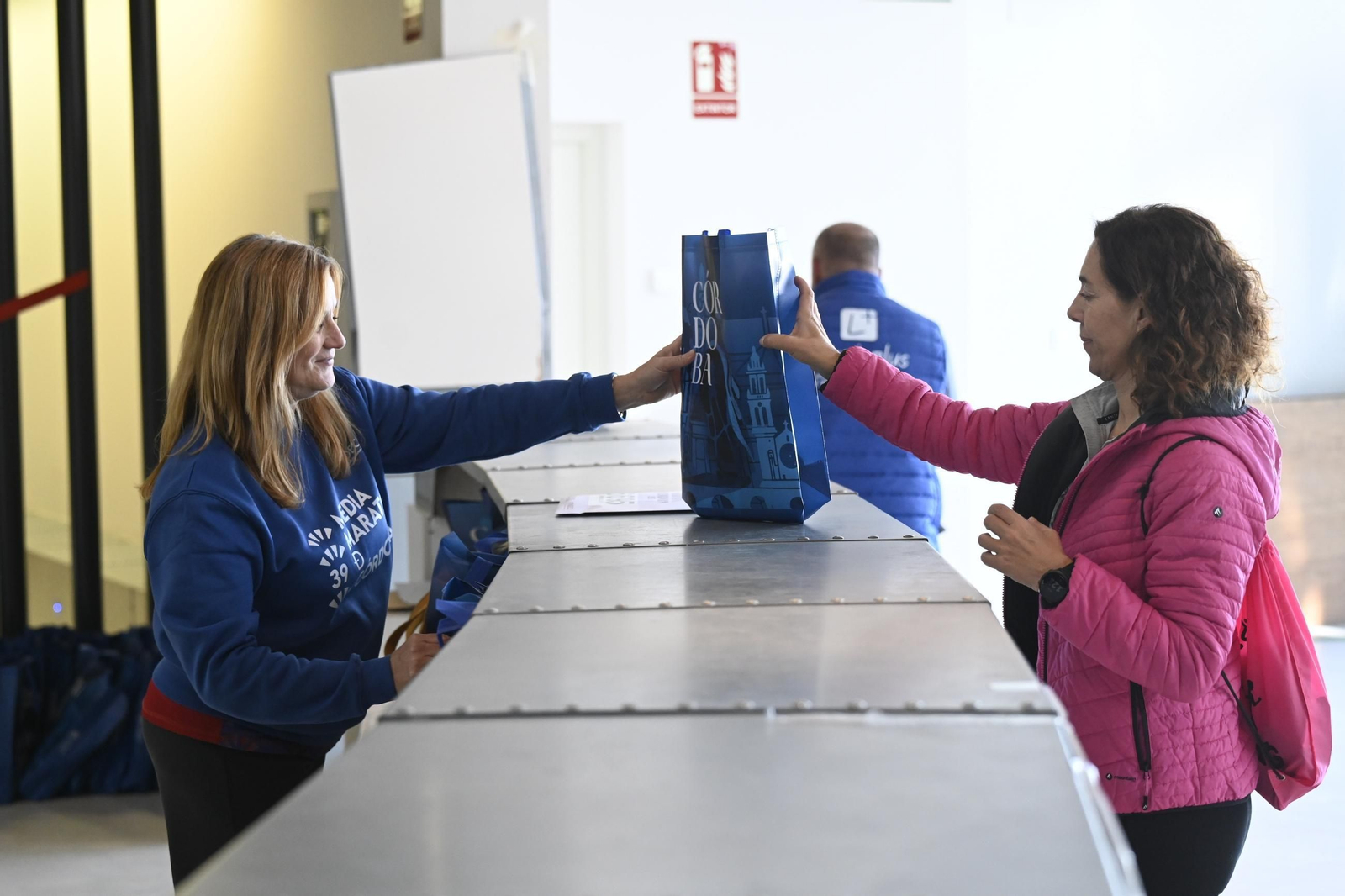 La Feria del Corredor y la entrega de dorsales para la Media Maratón de Córdoba 2025, en imágenes