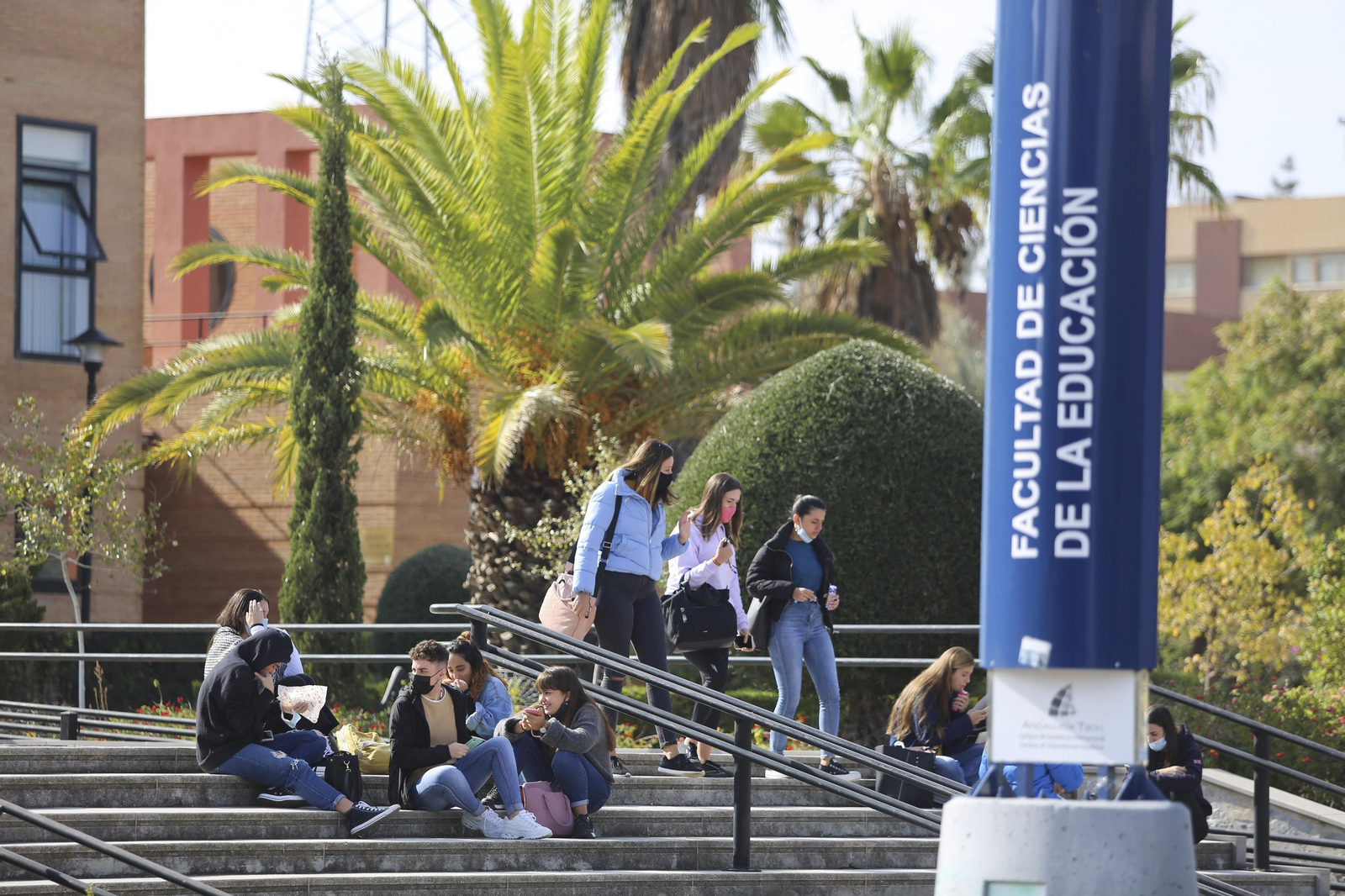 Alumnos en el campus universitario de Teatinos.