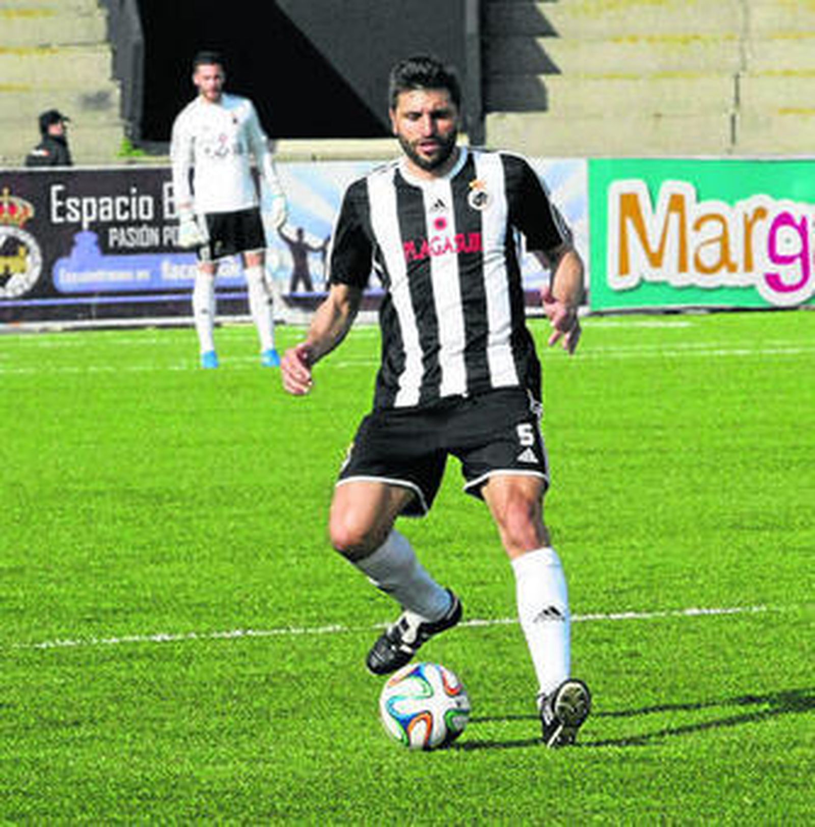 Alberto Merino golpea el balón durante el Balona-Cartagena de la pasada andadura.