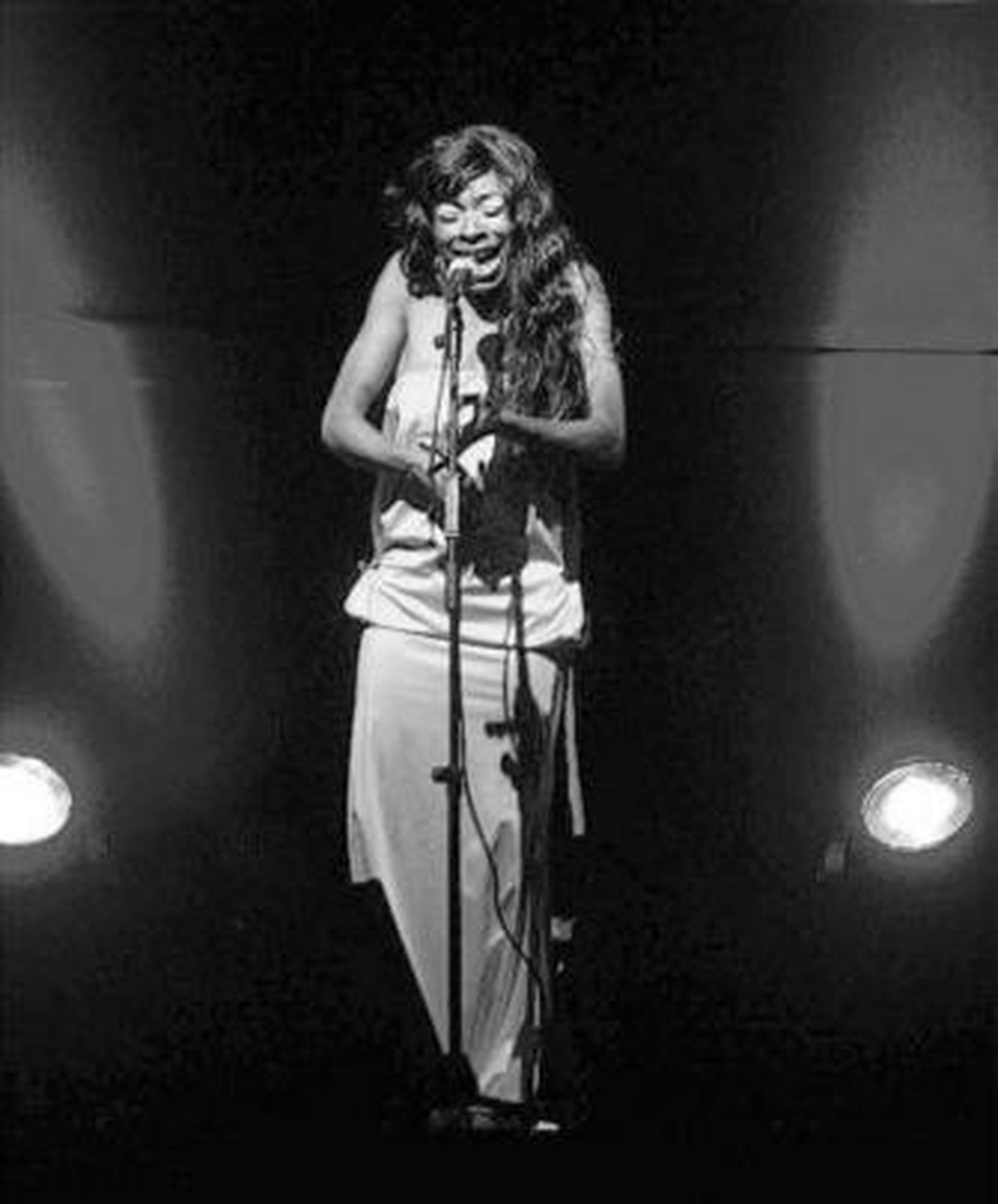 Buika interpreta uno de sus temas en el Baluarte de la Candelaria.