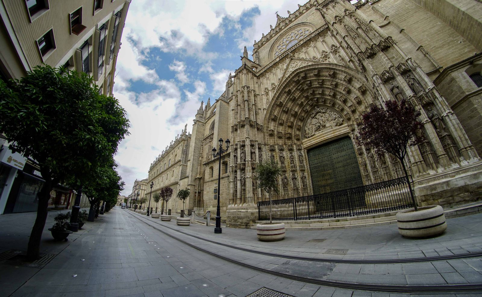Coronavirus en Sevilla: Postales vacías de Viernes Santo