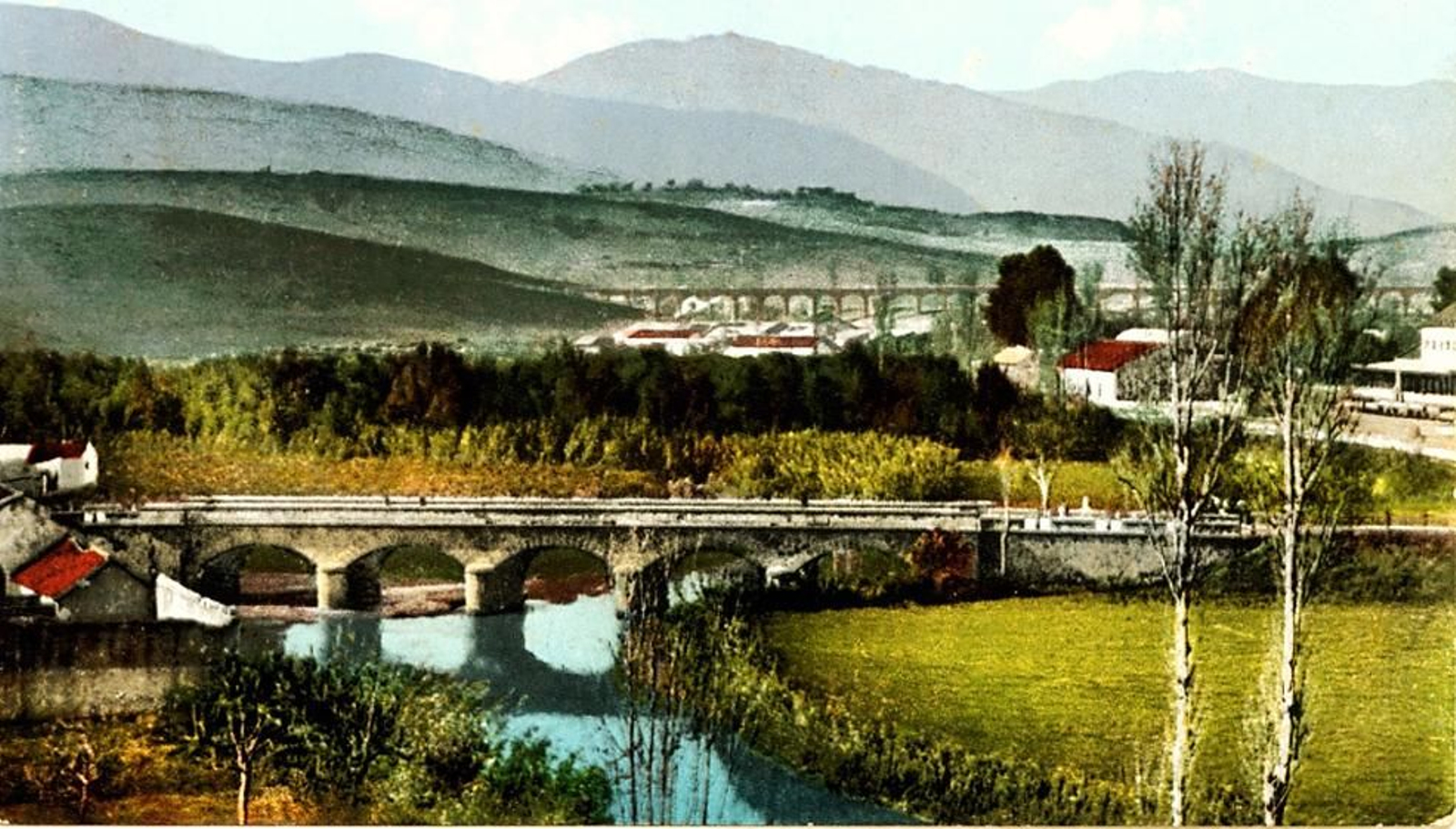 Puente del Matadero, al fondo el acueducto.