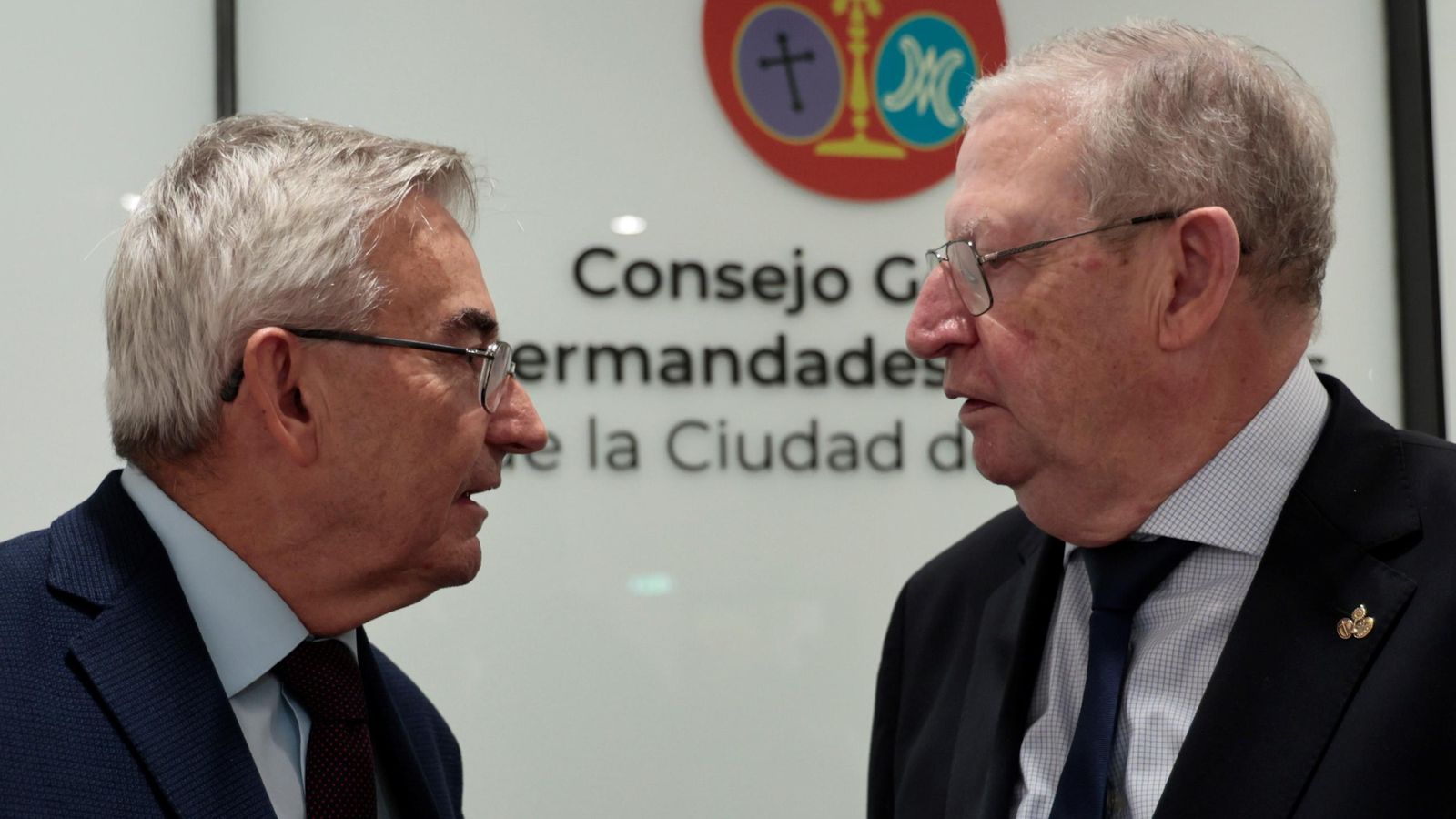 José Joaquín León conversa con Francisco Vélez, presidente del Consejo.
