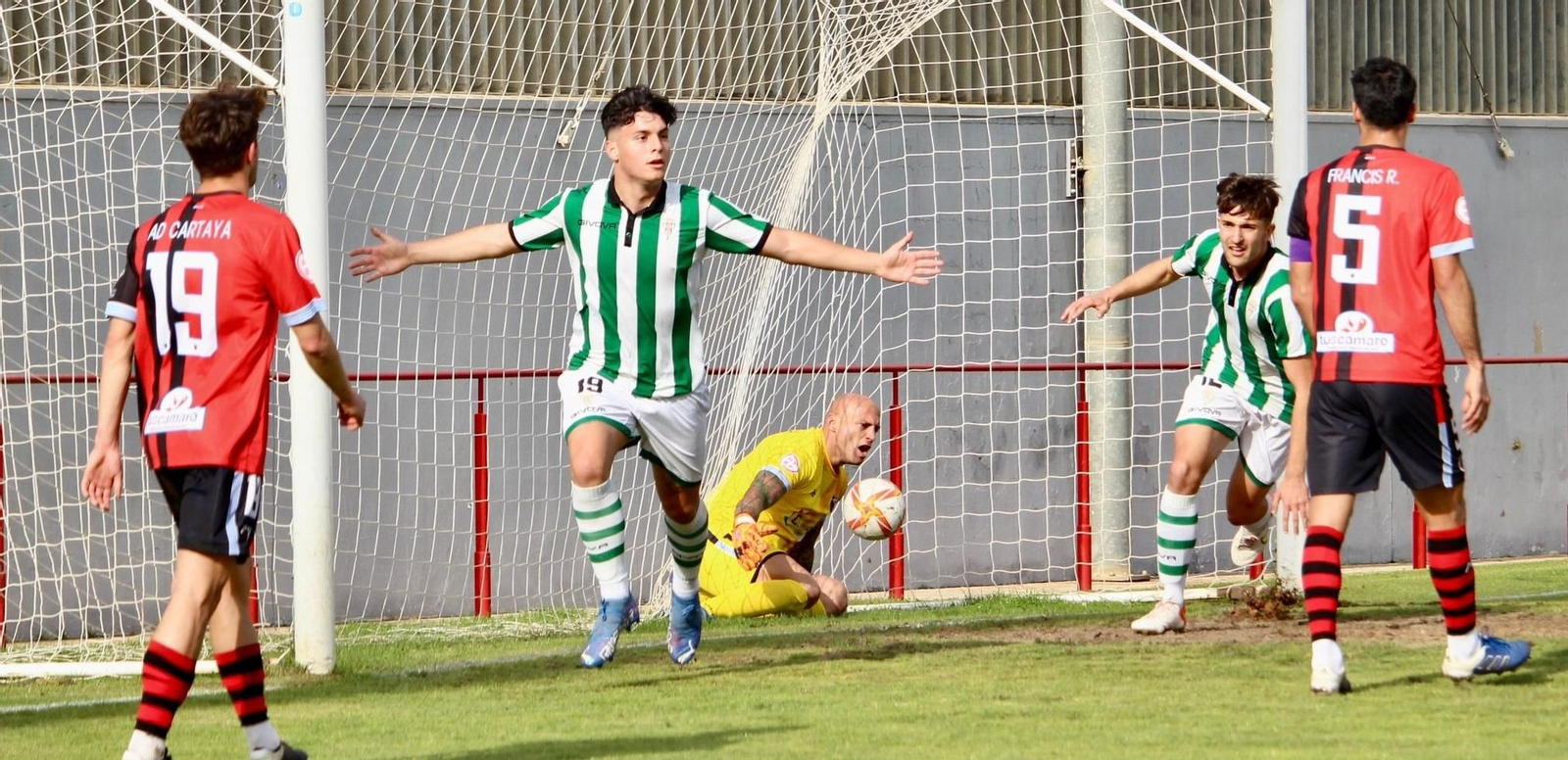 Joaquín celebra su gol ante el Cartaya. Joaquín celebra su gol ante el Cartaya.