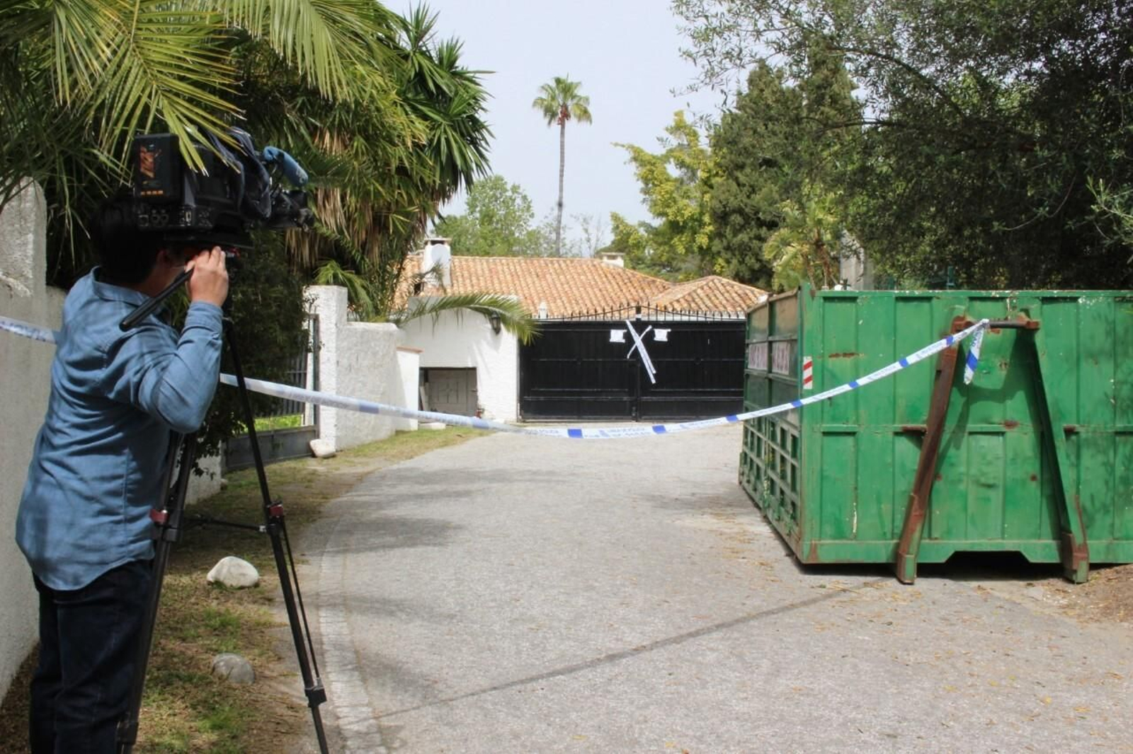 Vista de la fachada de la vivienda en la que se produjo la supuesta fiesta ilegal.