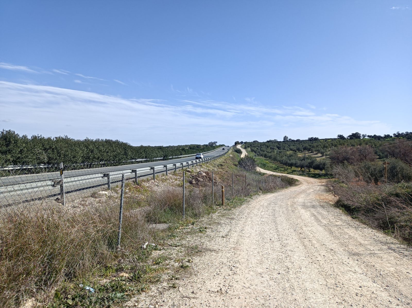 Seguimos la A-92 en paralelo por un carril hasta volver al túnel que la cruza.