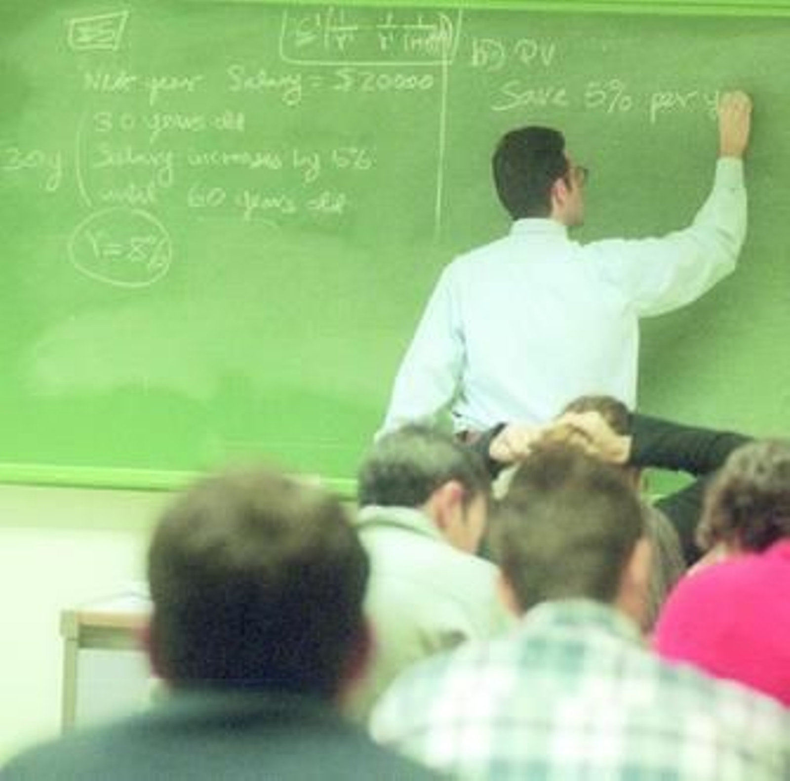 Un profesor imparte clase de inglés en un instituto.