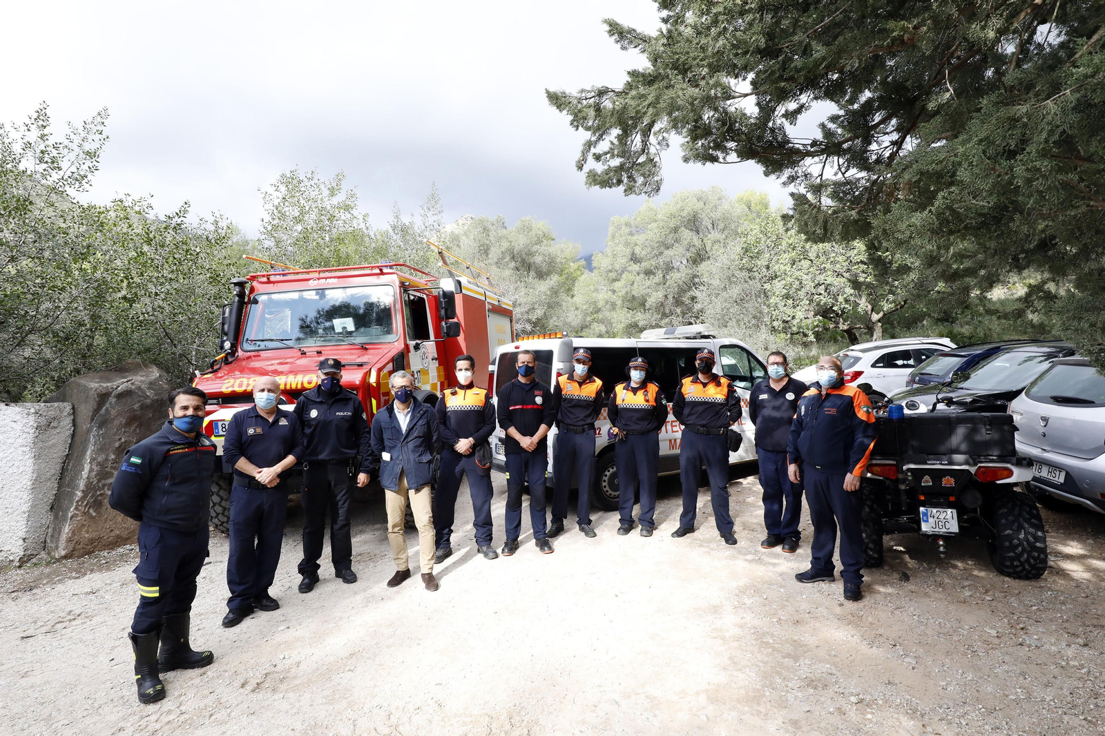 El edil de Seguridad ciudadana, José Eduardo Díaz (4º I.), acompañado por efectivos de distintos cuerpos.