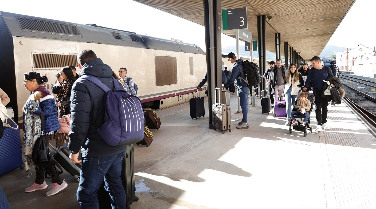 Las fotos de la llegada del primer tren Alvia a la estación de Algeciras