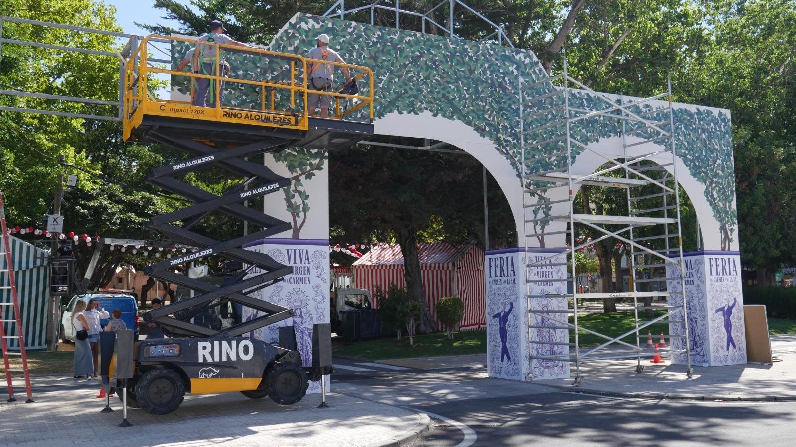 Instalación de la portada de la Feria del Carmen y de la Sal 2024. Instalación de la portada de la Feria del Carmen y de la Sal 2024.