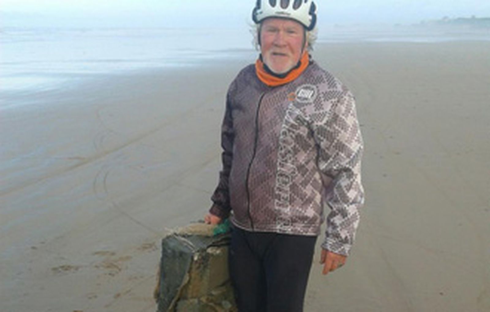 Un ciclista entrega un fardo de droga a la Guardia Civil tras encontrarlo en la playa