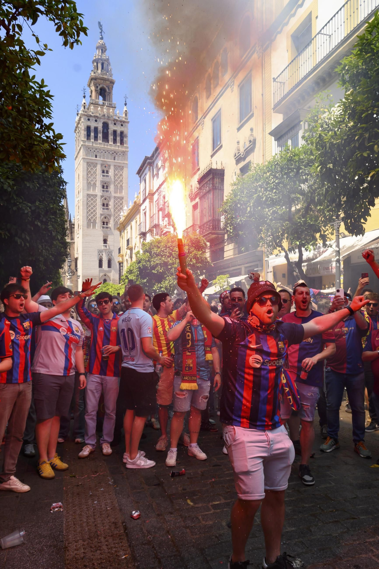 Los aficionados del Real Madrid y el FC Barcelona toman las calles del centro de Sevilla