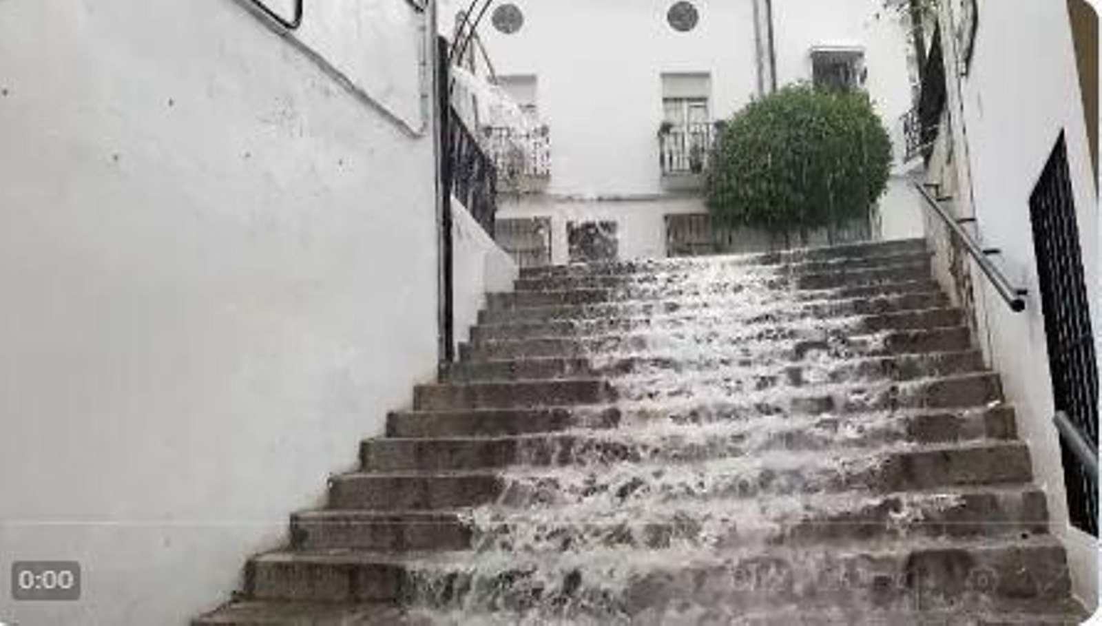La lluvia deja sorprendentes imágenes en Zahara de la Sierra