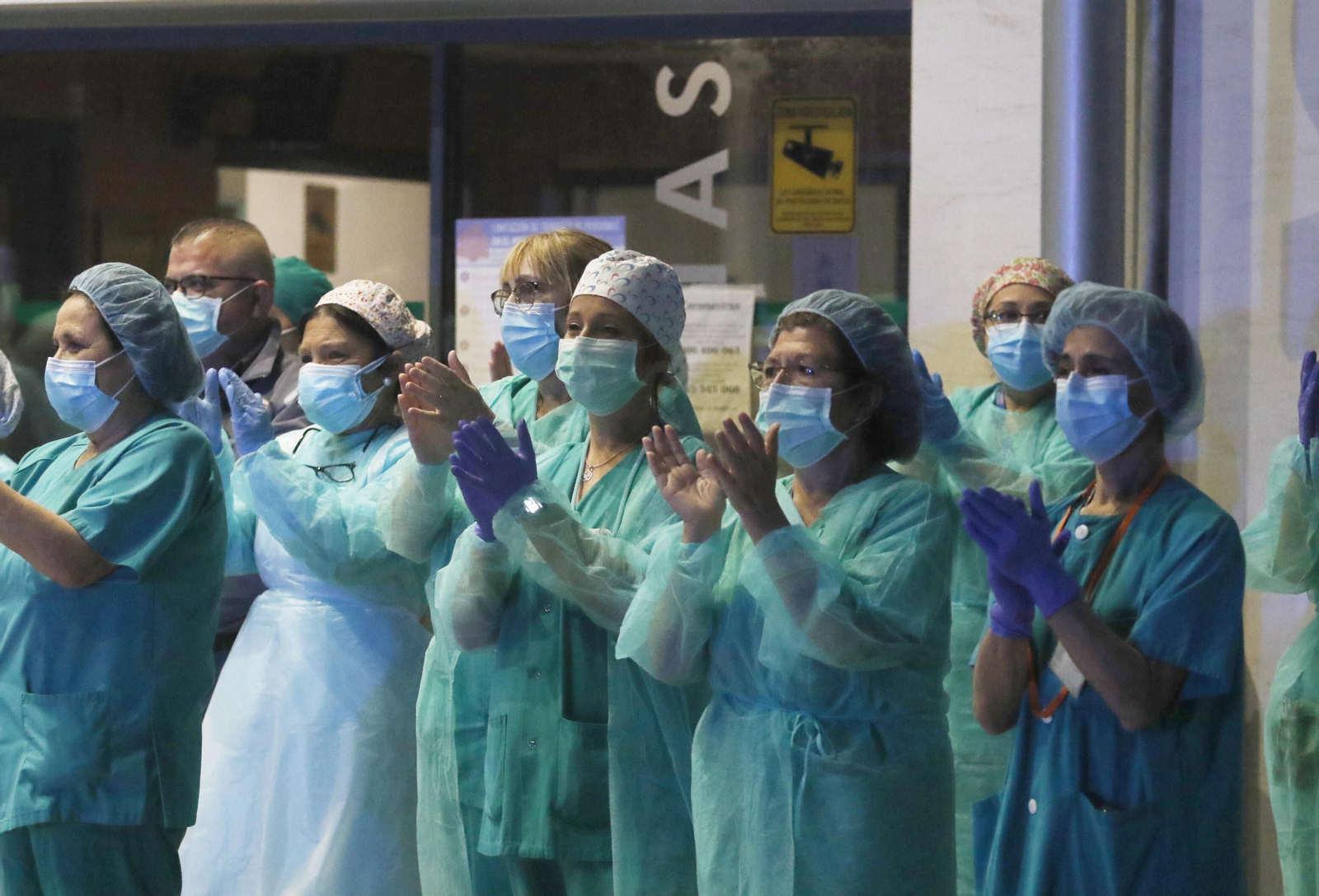 Los profesionales del Hospital Reina Sofía de Córdoba devuelven los aplausos de los cordobeses