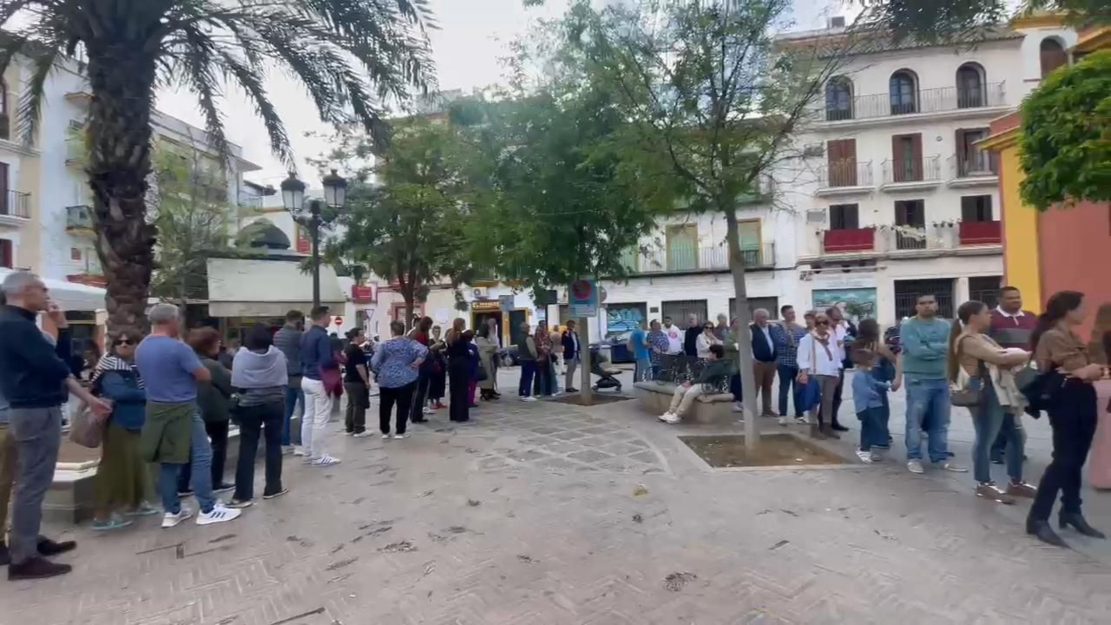 Colas de más de media hora para el besamanos del Gran Poder