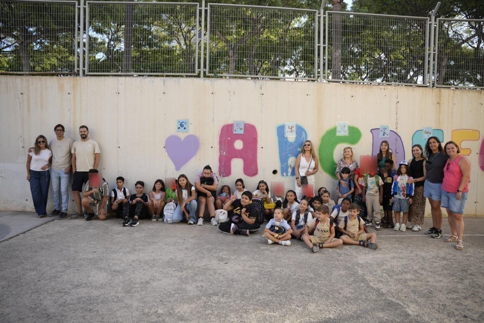 El director junto al equipo docente y el alumnado del CEIP San Valentín en su primer día de clase de este curso
