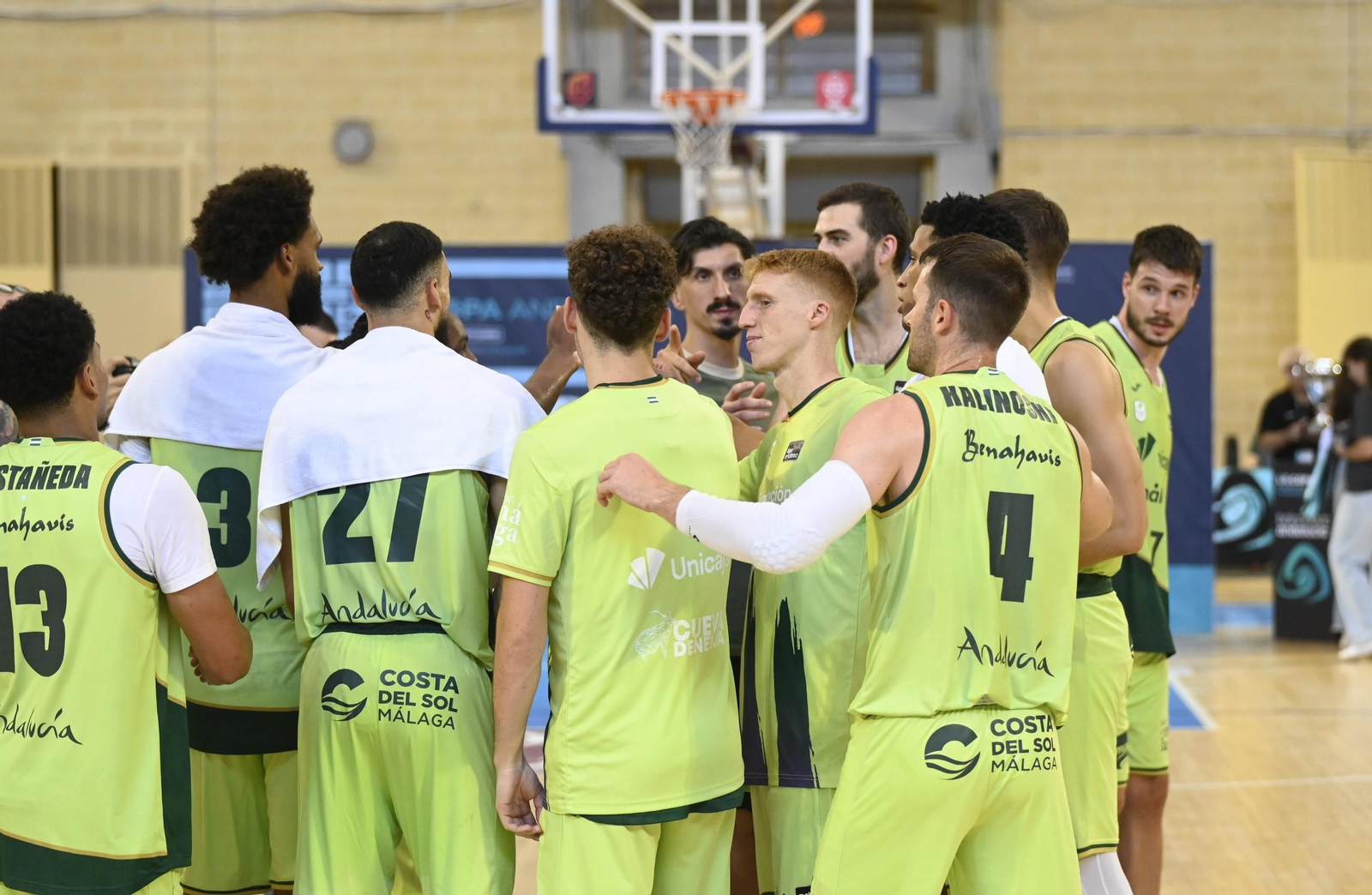 Las mejores fotos del ambiente en Vista Alegre para el Unicaja - Covirán Granada de la Copa de Andalucía de baloncesto