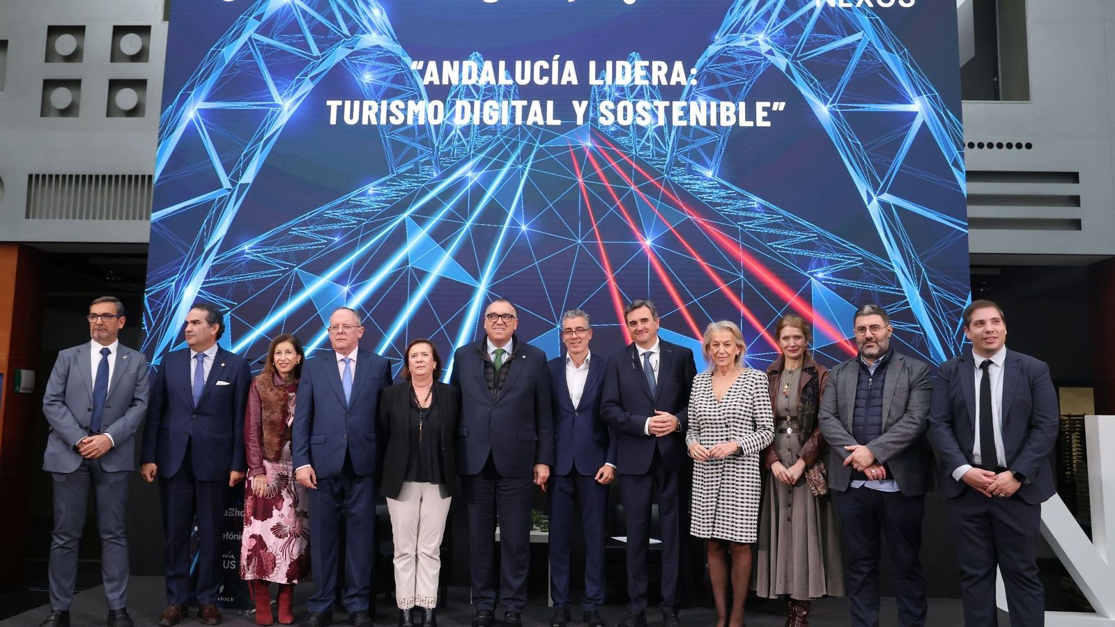 De izquierda a derecha,  Carlos García, Manuel Cardeña, Gemma del Corral, Felipe Granados, Yolanda de Aguilar, el consejero de Turismo de la Junta Carlos Arturo Bernal, el director de director Territorio Sur Telefónica España, Joaquín Segovia, Félix Romero, María Francisca Caracuel, Elena  Baena,  Lisardo Moran y Adrián Gómez.