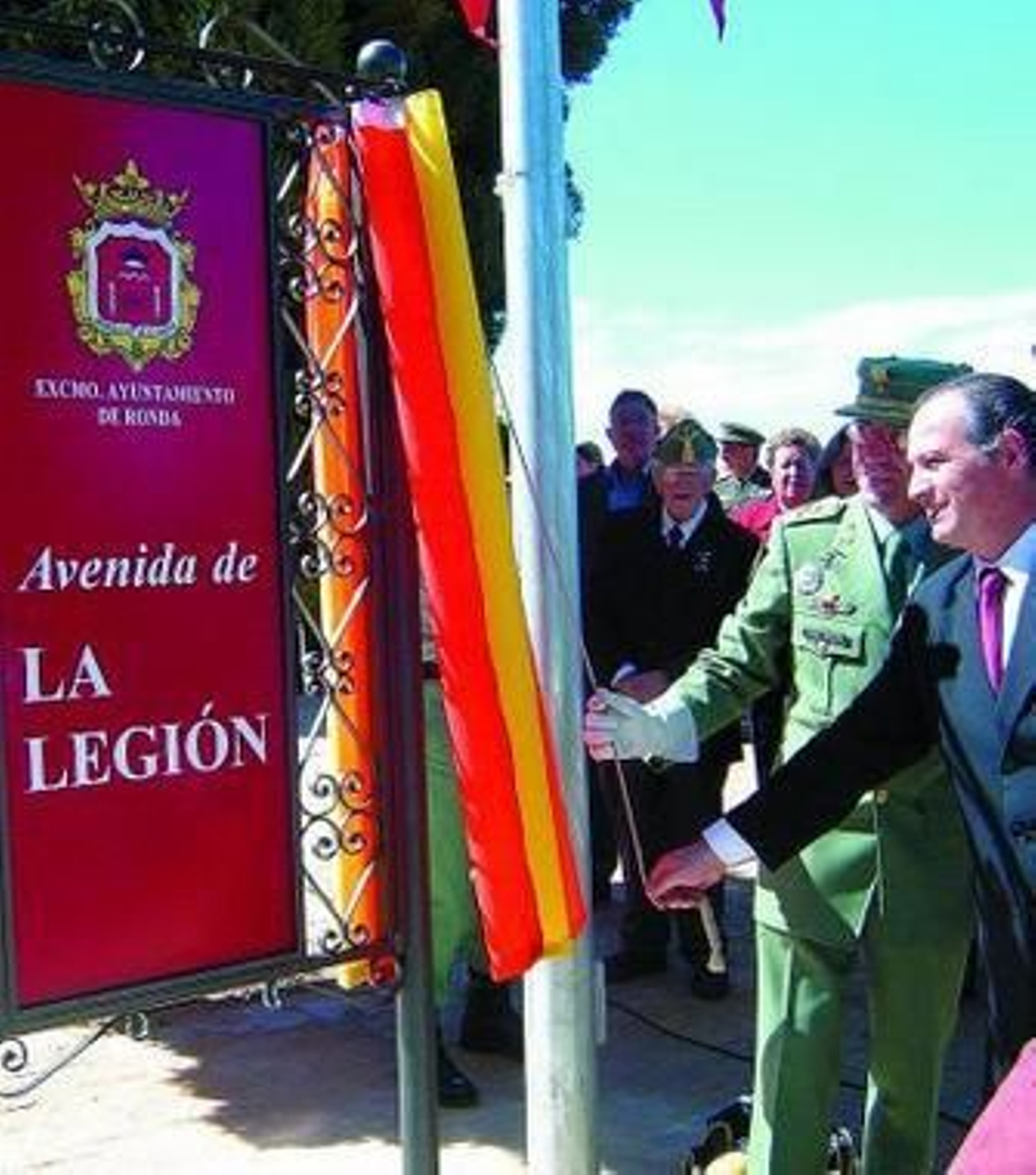 El alcalde de Ronda y los mandos militares de la Legión, ayer.