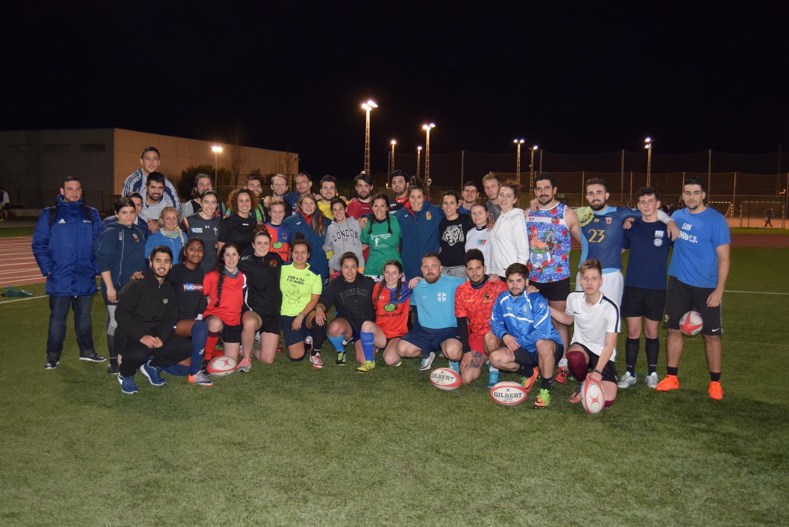 Foto de familia de las dos jugadoras con la gente de URA.