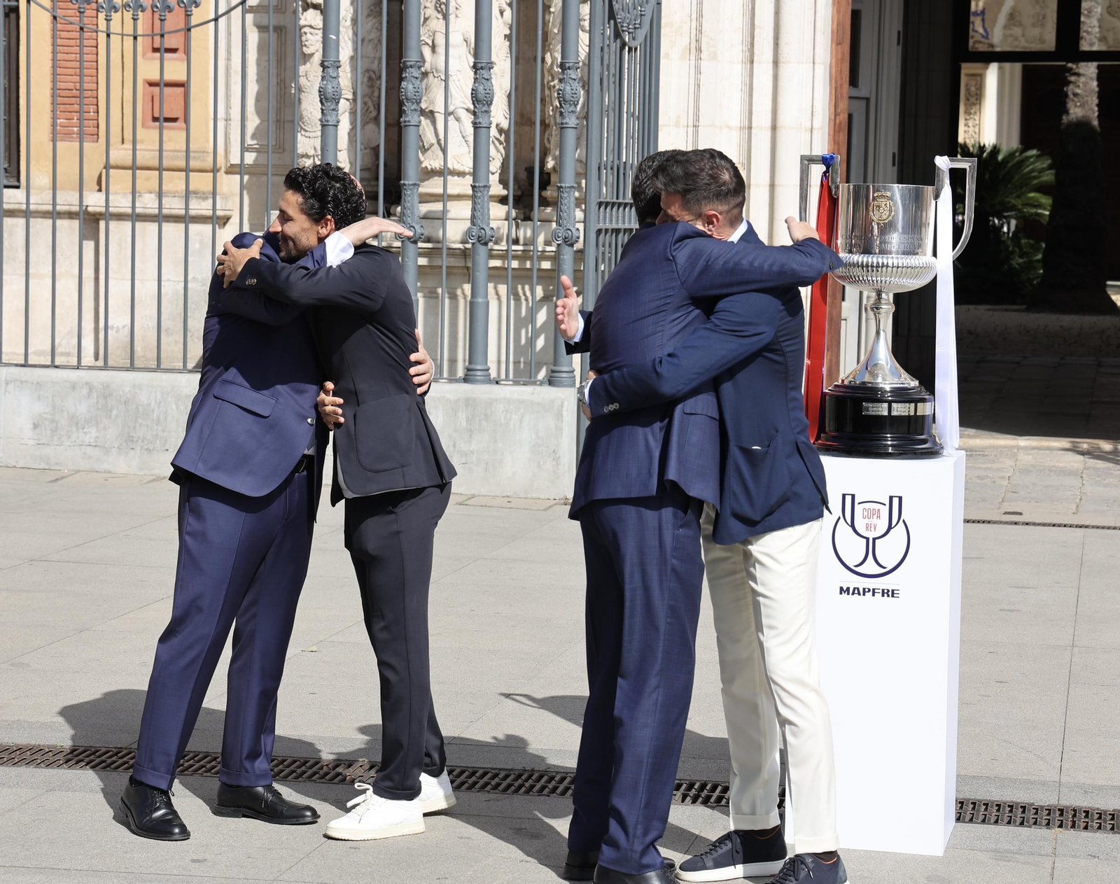 El presidente de la Junta de Andalucía recibe la Copa del Rey e inaugura la exposición "Los reyes de la Copa"