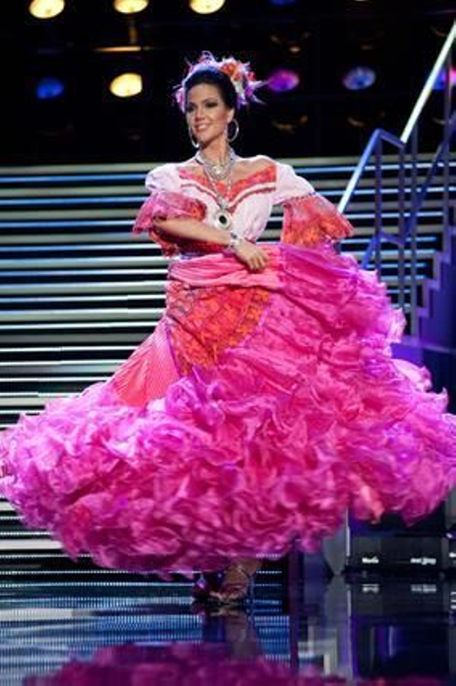 La candidata paraguaya, Yohana Benitez Olmedo, posa con su traje nacional

Foto: EFE