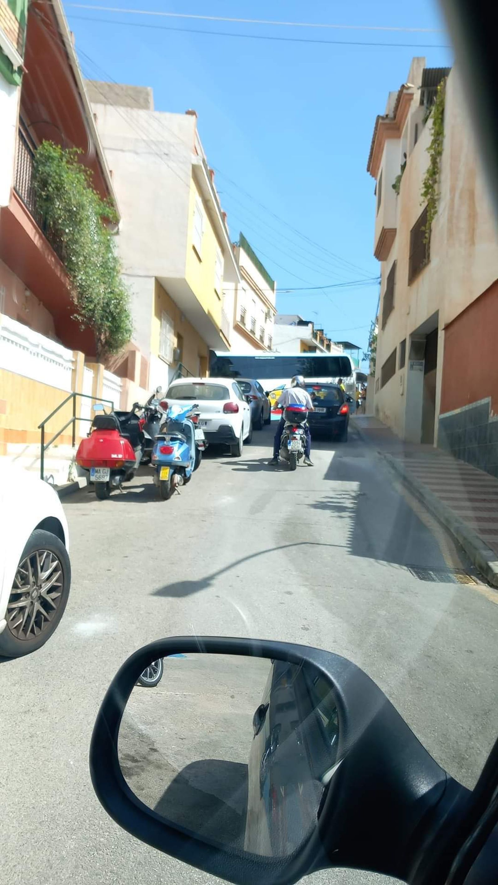Un conductor toma una imagen del autobús bloqueando la calle.