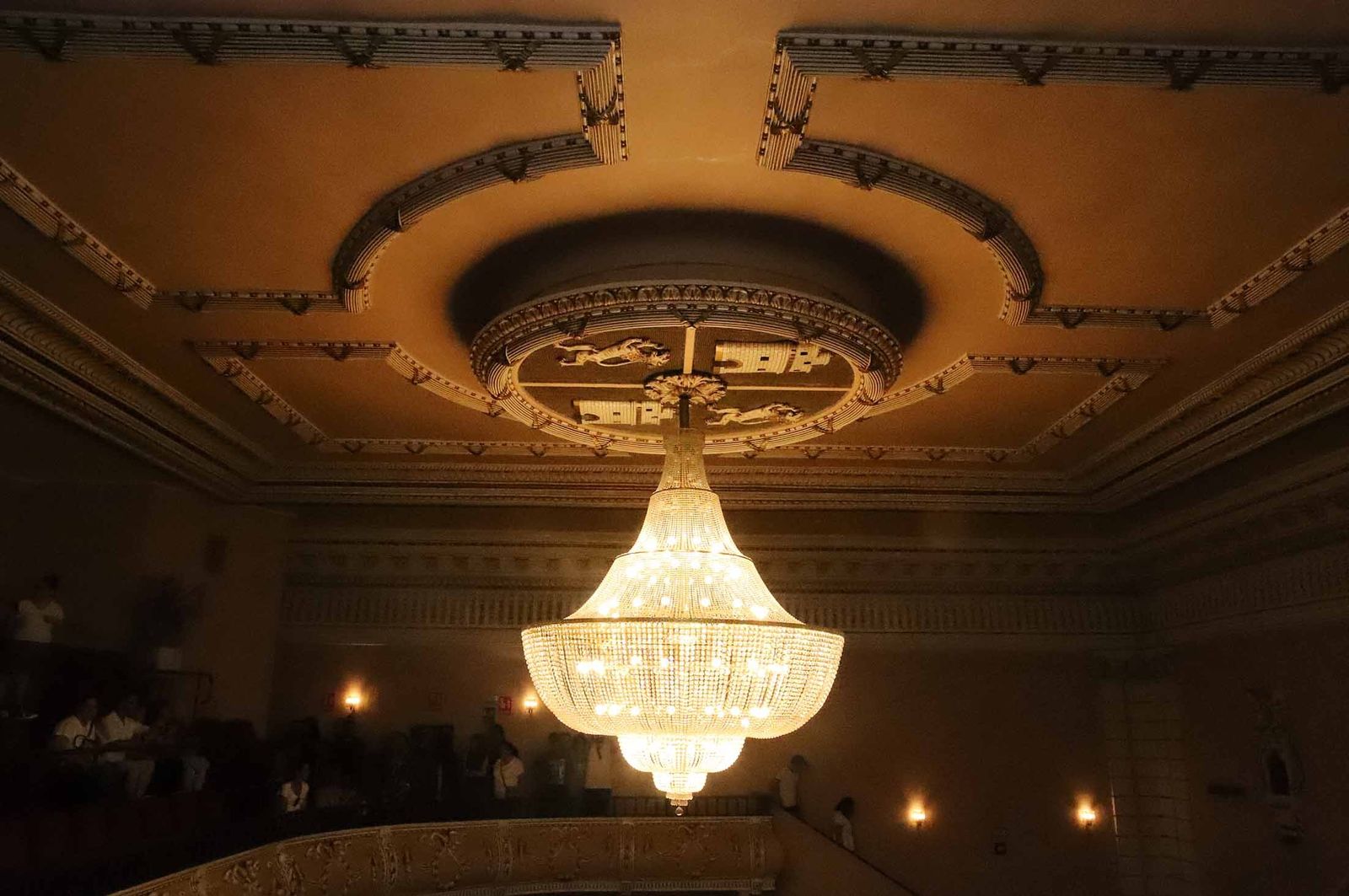 Imágenes de la visita guiada al Gran Teatro de Huelva por su 100 aniversario