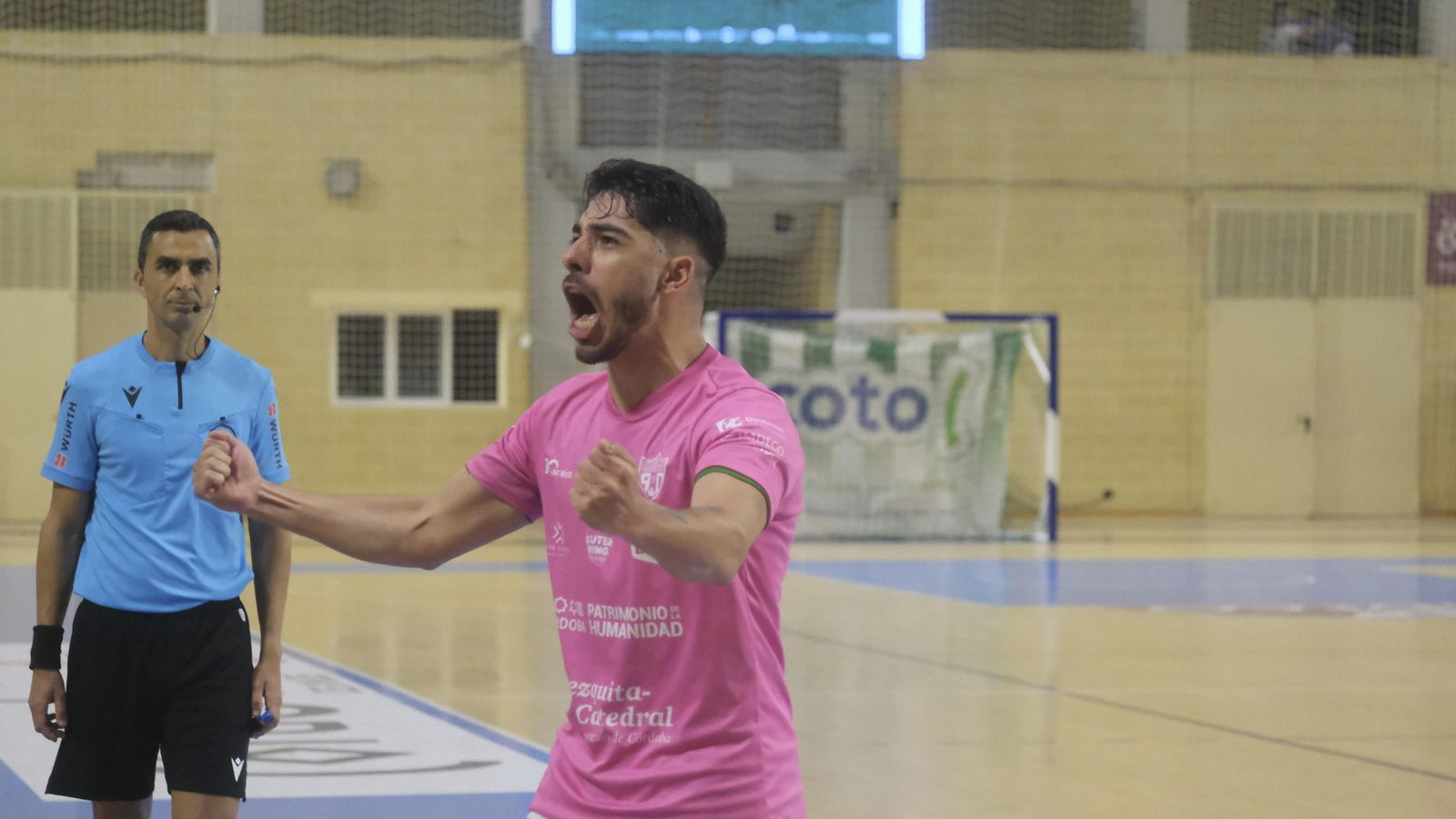 Lucas Perin enloquece tras el gol de la victoria del Córdoba Patrimonio ante el UMA Antequera.