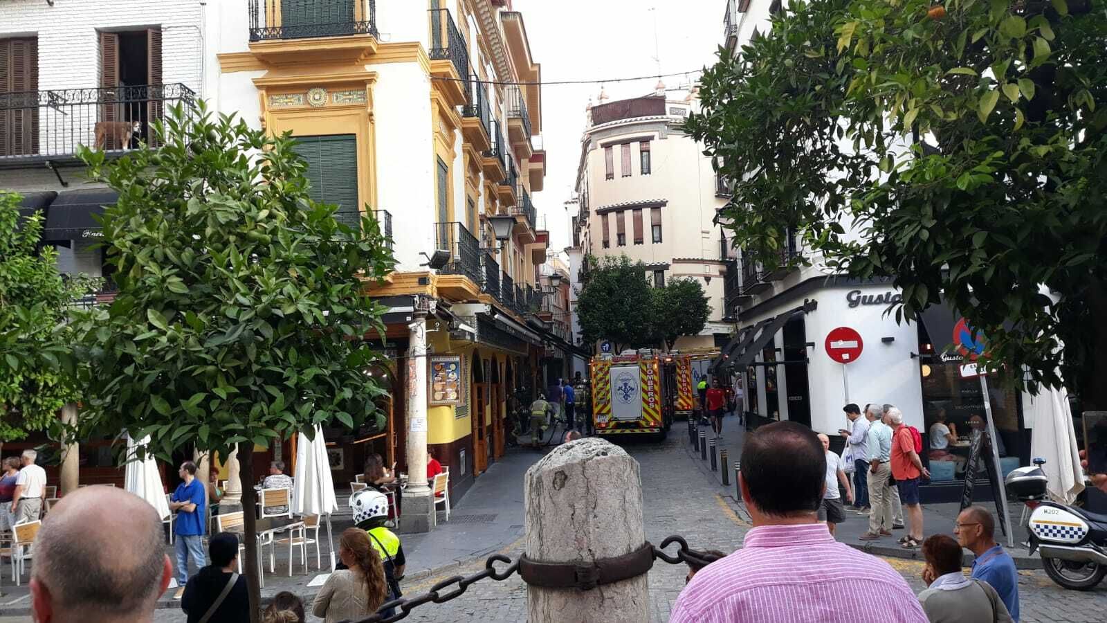 El coche de bomberos en el lugar donde se ha producido el incendio.