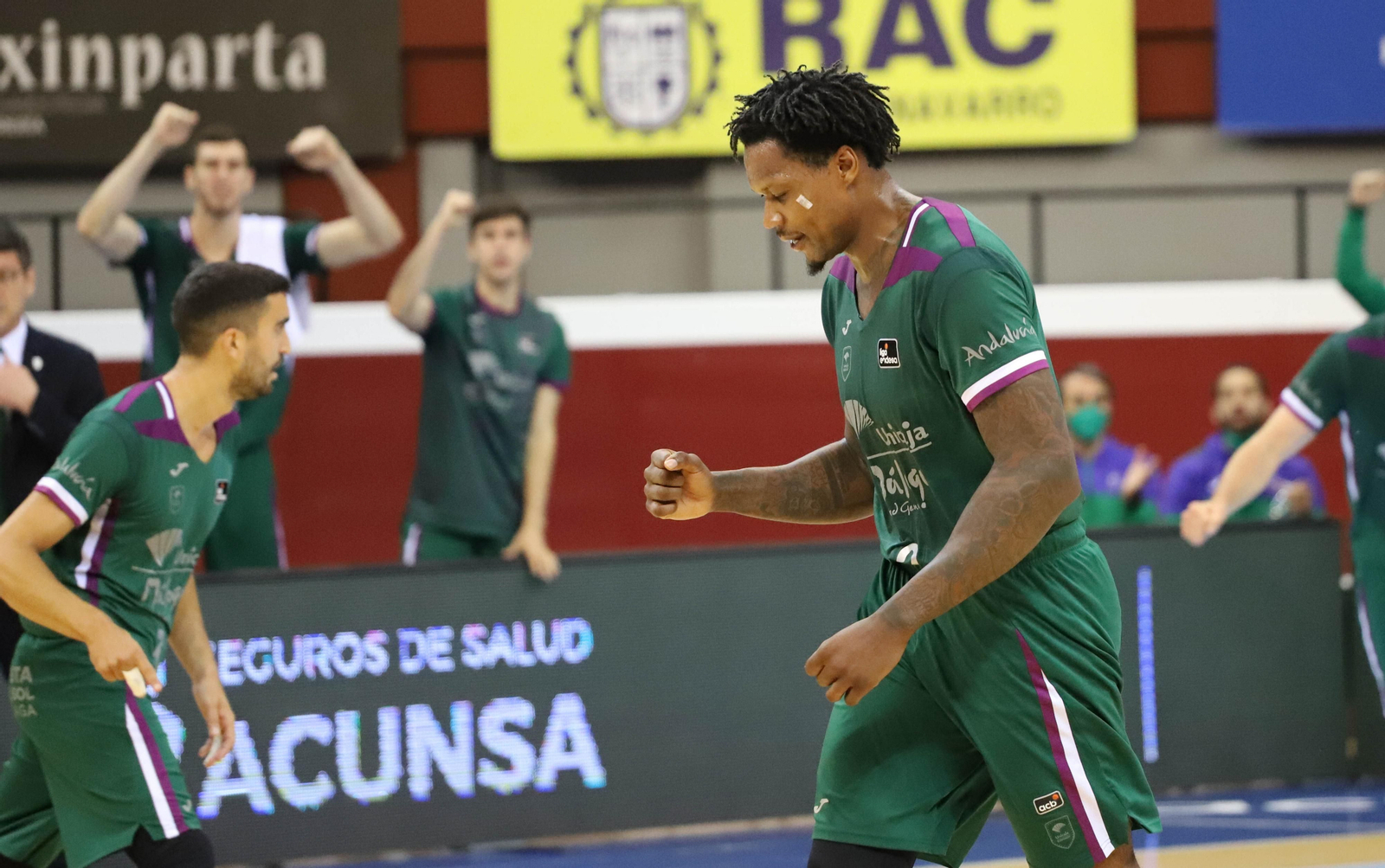 Deon Thompson celebra una acción en el partido en Illunbe.