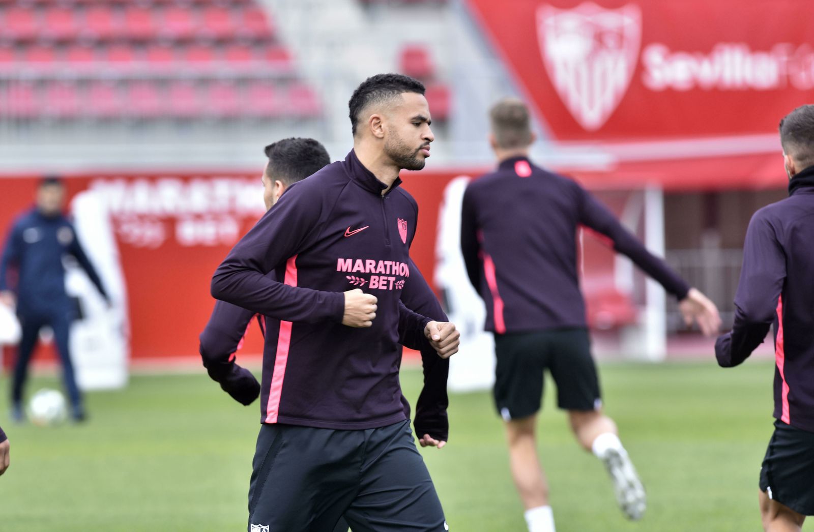 El delantero marroquí En-Nesyri, en el entrenamiento matinal del Sevilla, ayer.