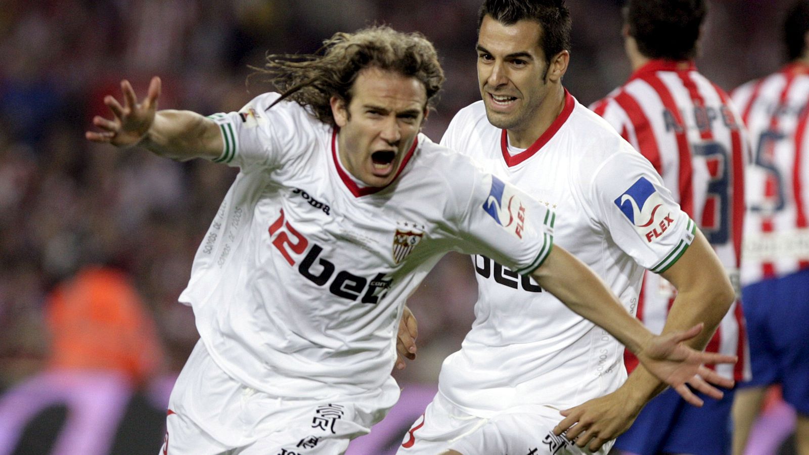 Diego Capel celebra el primero de los dos goles que dieron al Sevilla la Copa del Rey.