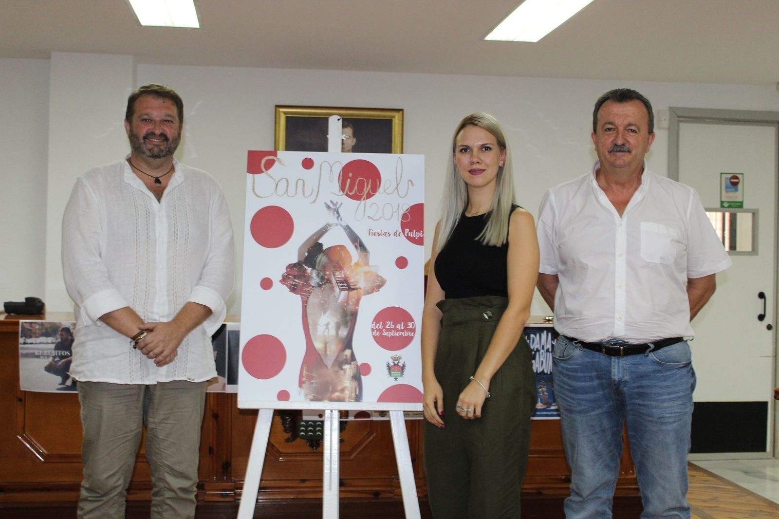 Alcalde, concejal y fotógrafa junto al Cartel Anunciador de las Fiestas de Pulpí 2018.