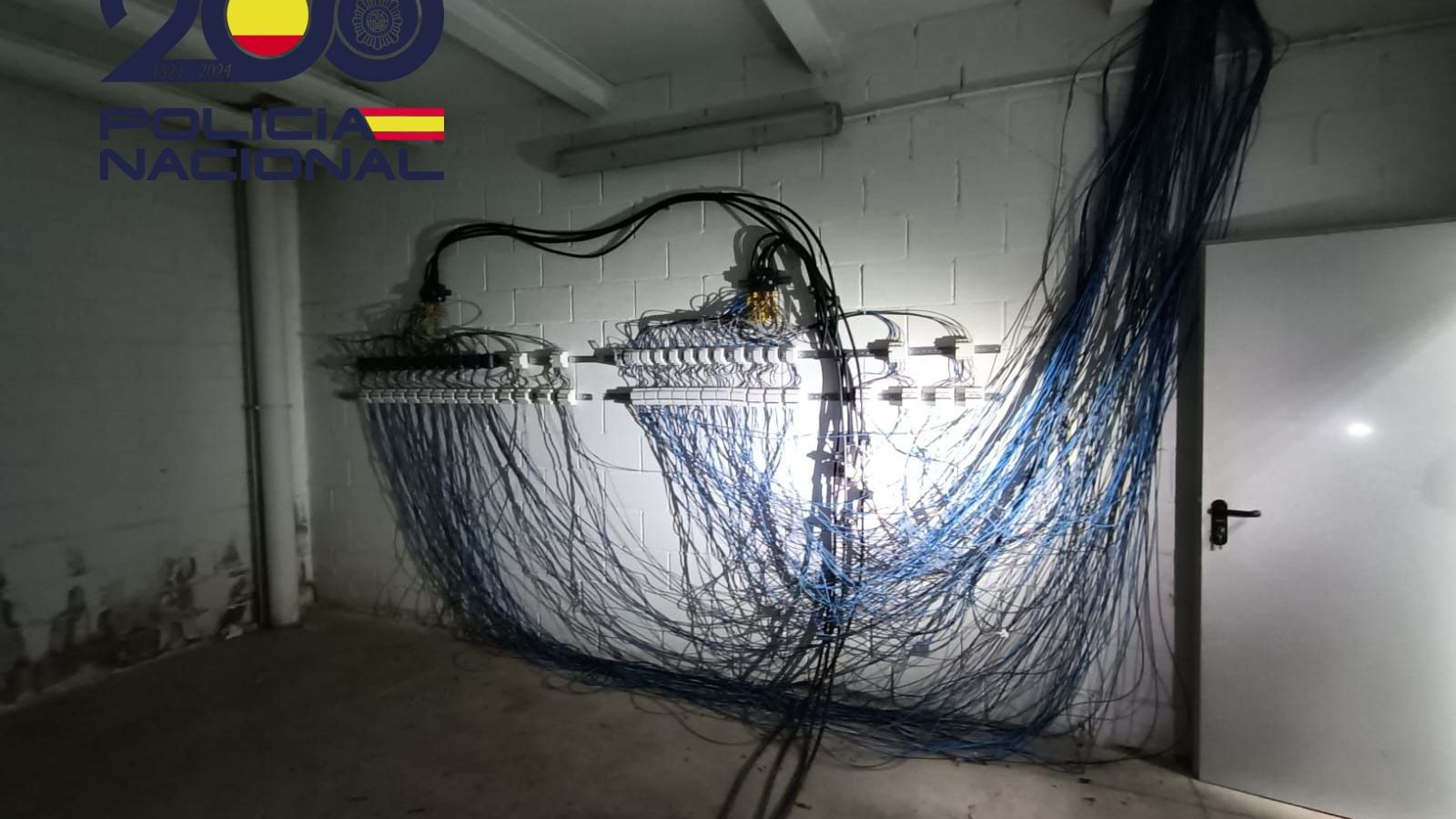 Enganches ilegales para una plantación de marihuana 'indoor'.