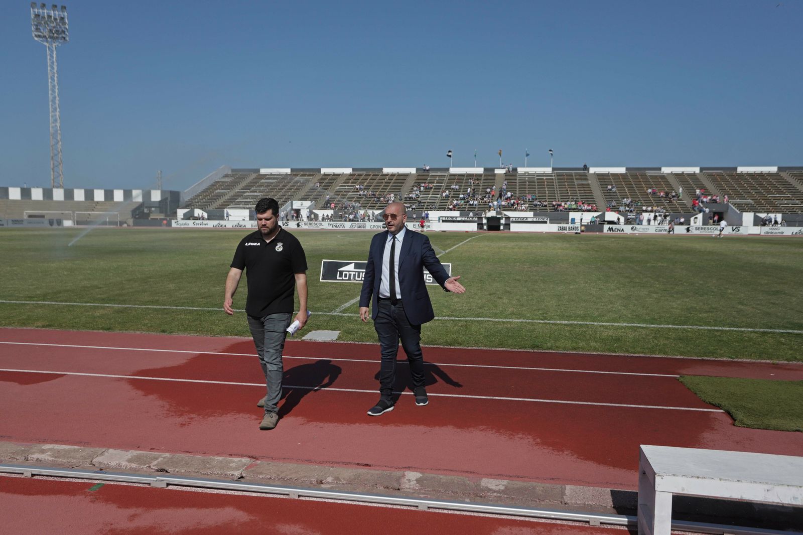 Raffaele Pandalone (d) camina hacia la grada de Tribuna junto a Marc Juliá