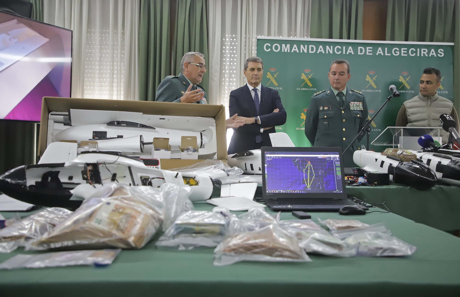 Fotos de los drones de largo alcance para introducir hachís en España desde Marruecos incautados por la Guardia Civil en Algeciras