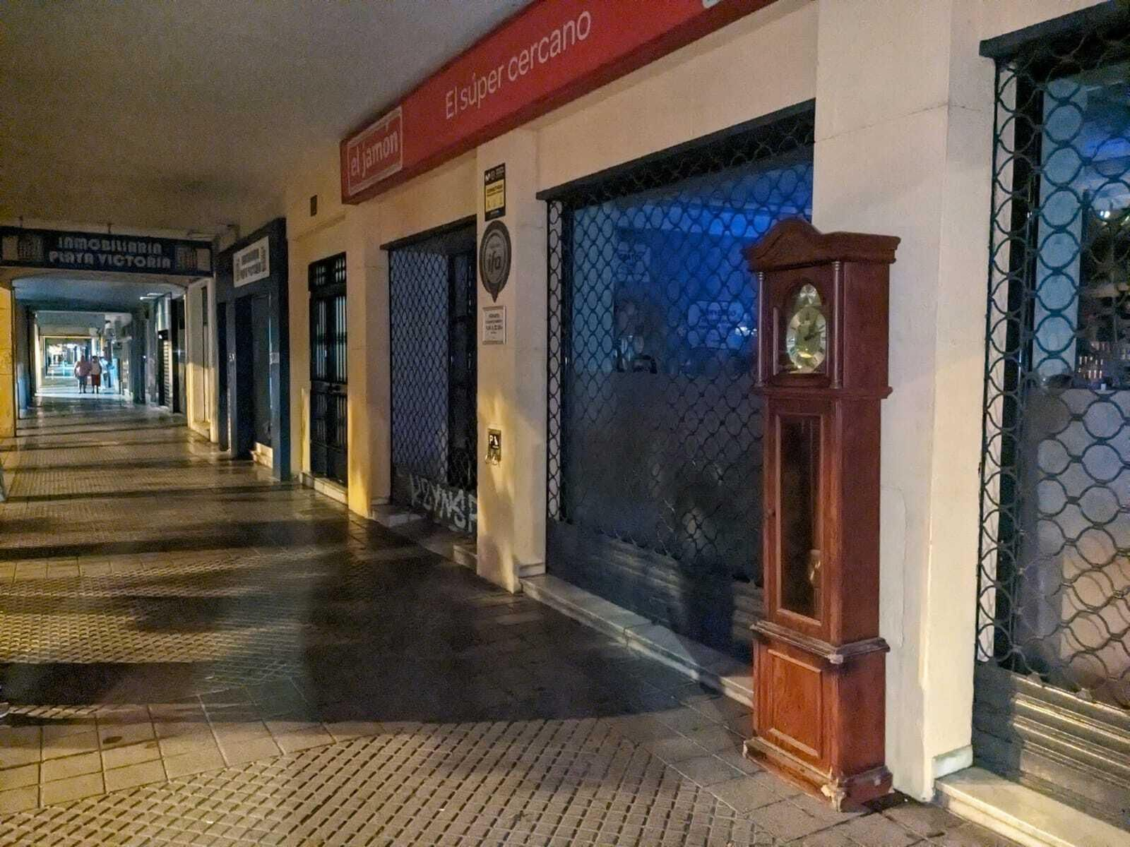 El reloj, en la zona de los soportales.