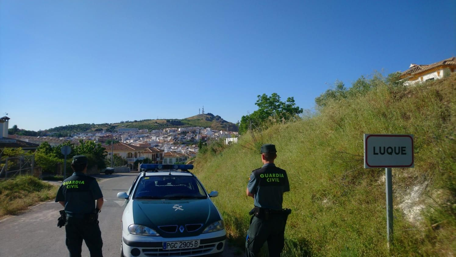 Una patrulla de la Guardia Civil a la entrada de Luque.