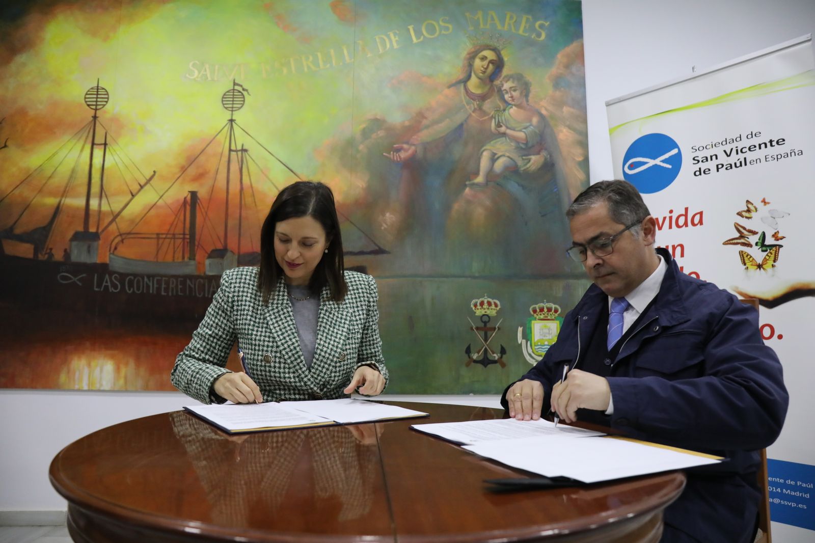 Firma del convenio entre el Ayuntamiento y la Sociedad San Vicente de Paúl. En la imagen, Patricia Cavada y Francisco Holgado, hace unas semanas.