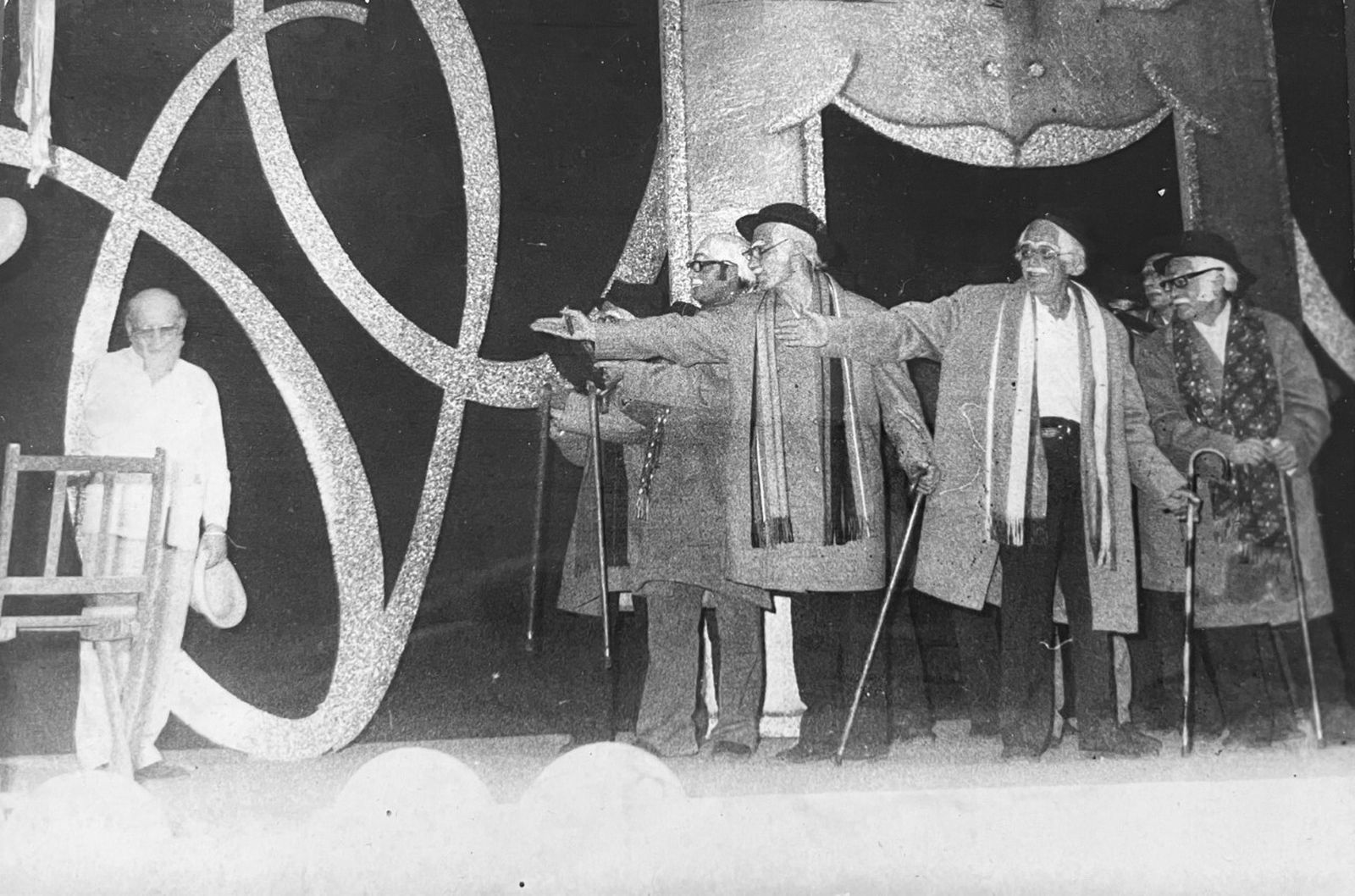 'Los abuelitos chirigoteros' cantan a Paco Alba en el escenario del Falla.