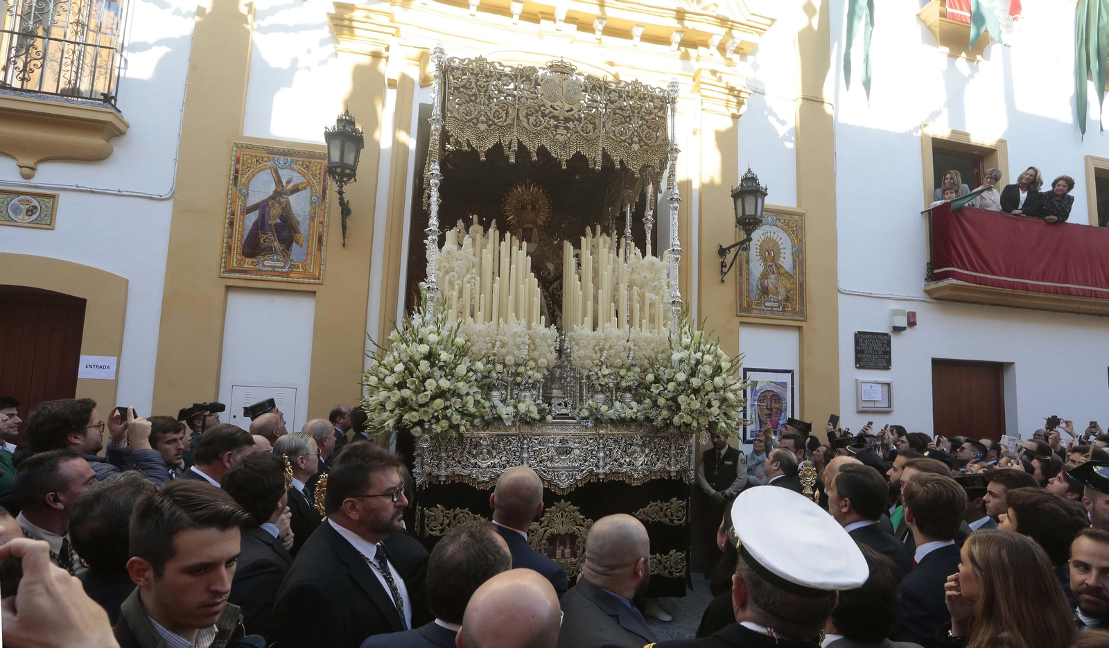 El traslado de la Esperanza de Triana, en imágenes