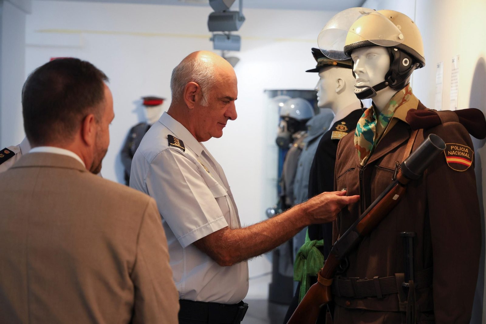 Una exposición recuerda los 200 años de historia de la Policía Nacional (fotos)