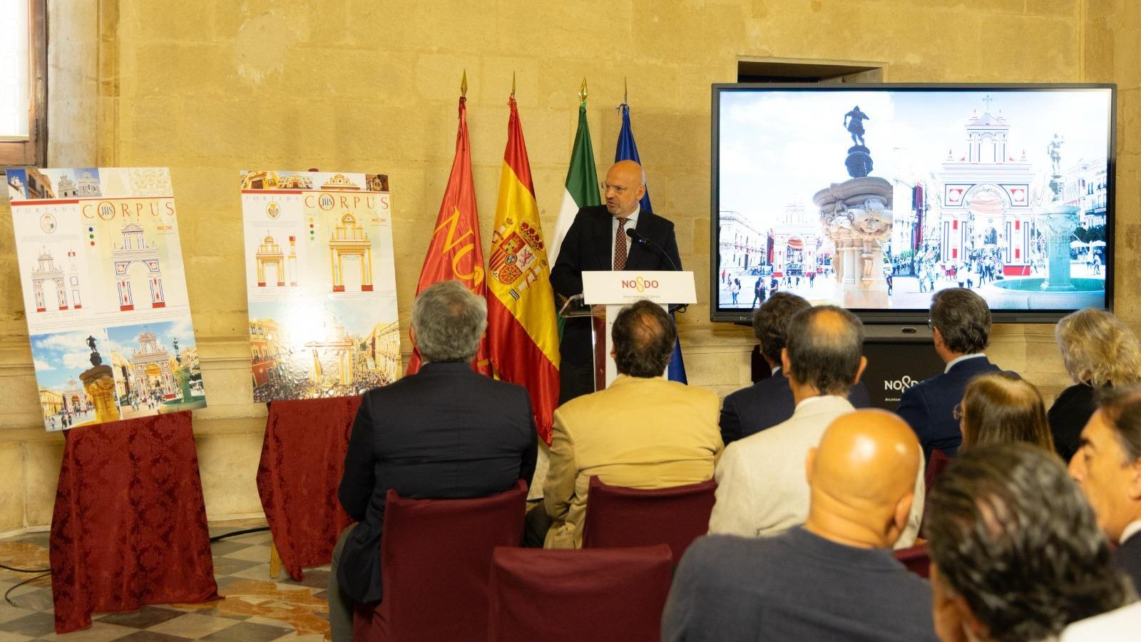 Manuel Alés durante la presentación de las portadas del Corpus.
