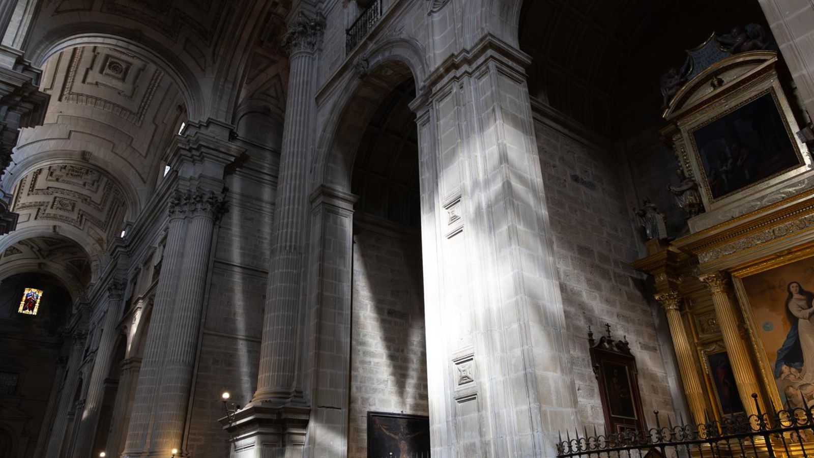 Luz proyectada desde una de las vidrieras del siglo XVI Luz proyectada desde una de las vidrieras del siglo XVI